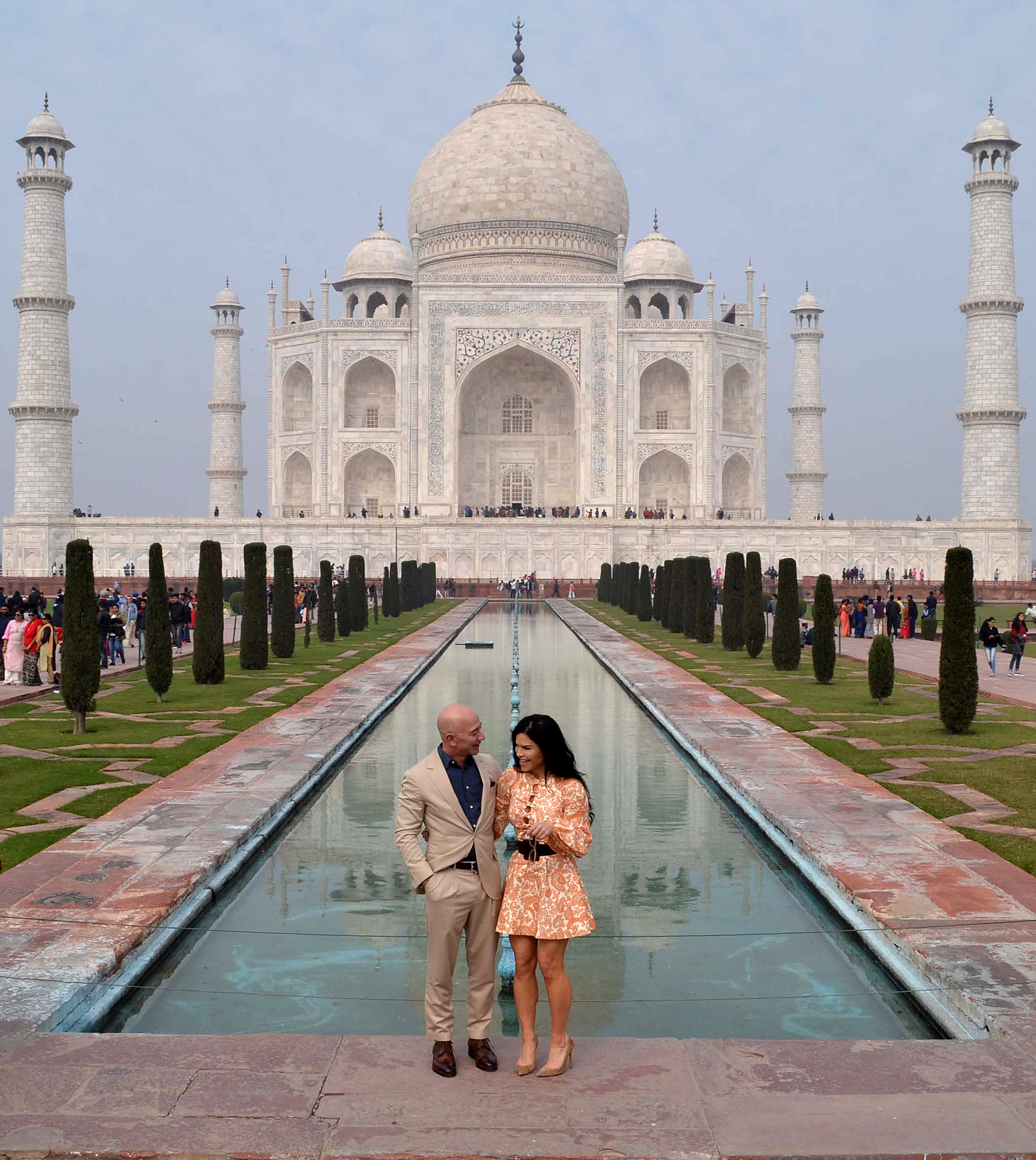Jeff Bezos y Lauren Sánchez posan frente al Taj Mahal (REUTERS/Stringer )