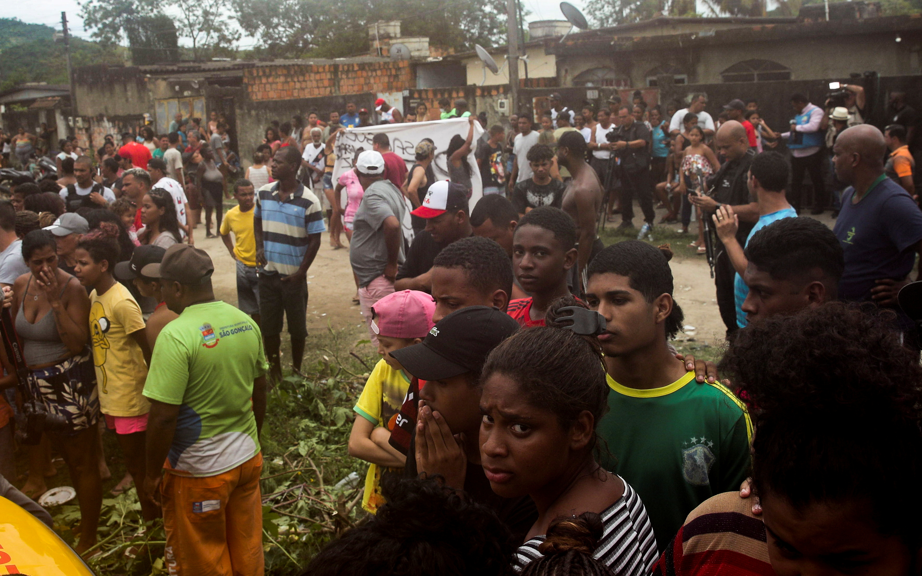 La gente se agolpa cerca del lugar del hecho (Foto: REUTERS/Ricardo Moraes)