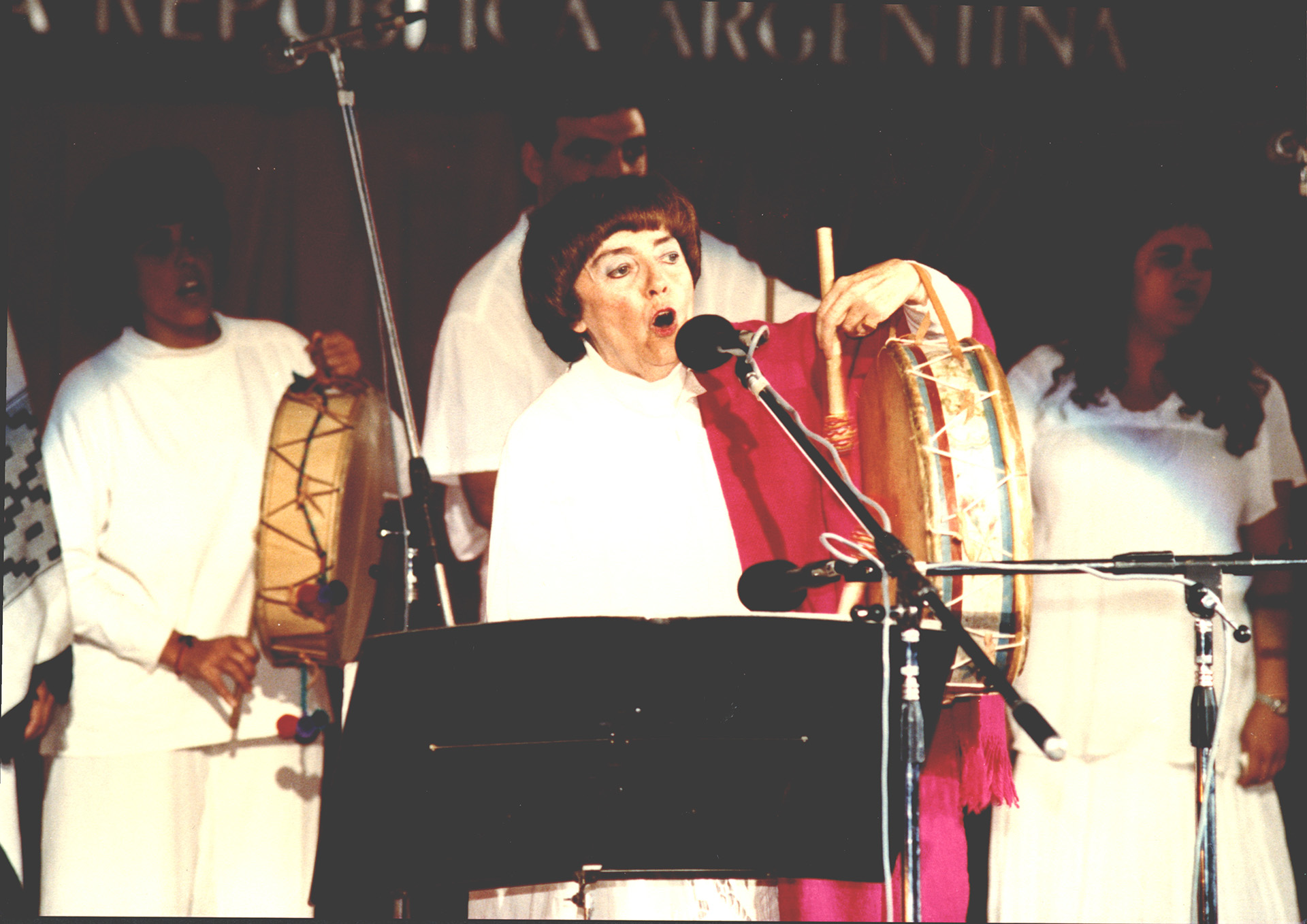 María Elena Walsh cantó en el acto de inauguración, en 1992