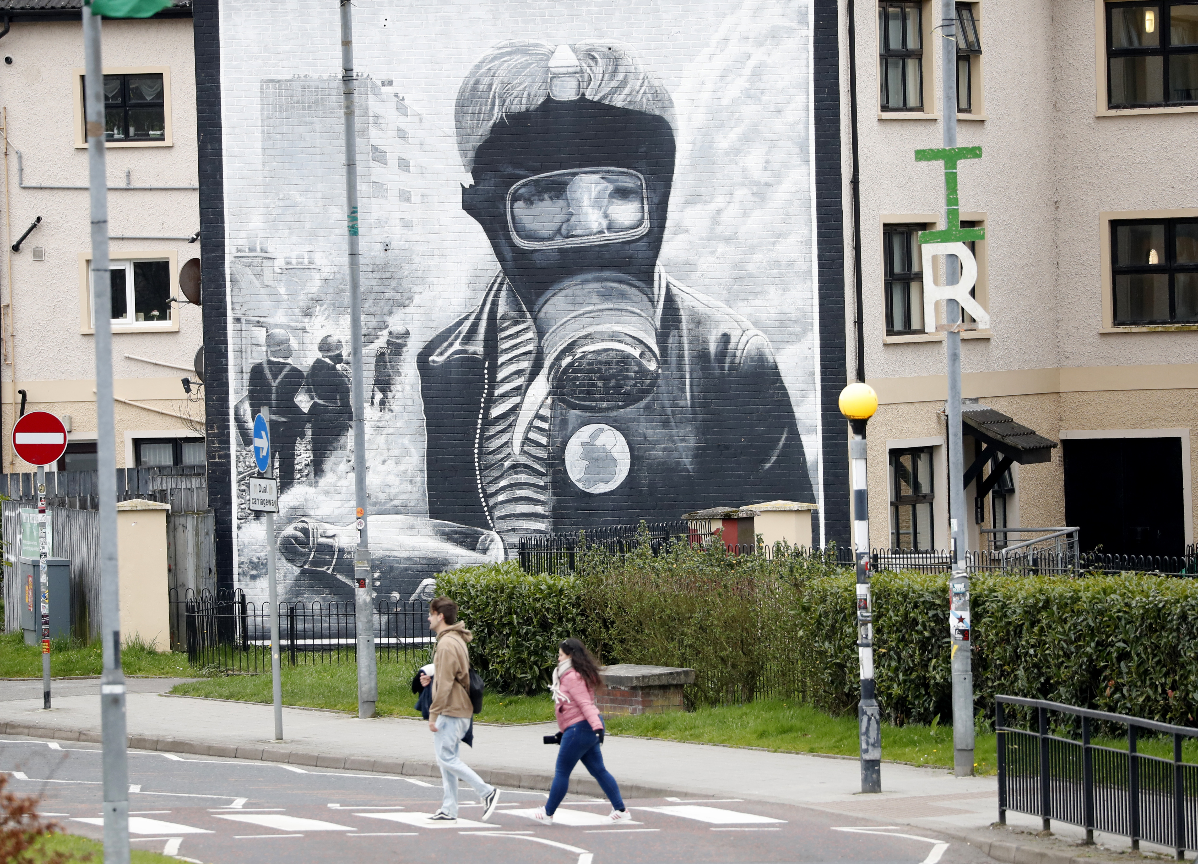 Encapuchados tiraron bombas de petróleo durante manifestación en Irlanda  