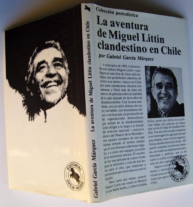Un ejemplar de "La aventura de Miguel Littín clandestino en Chile" publicado por la editorial Oveja Negra.