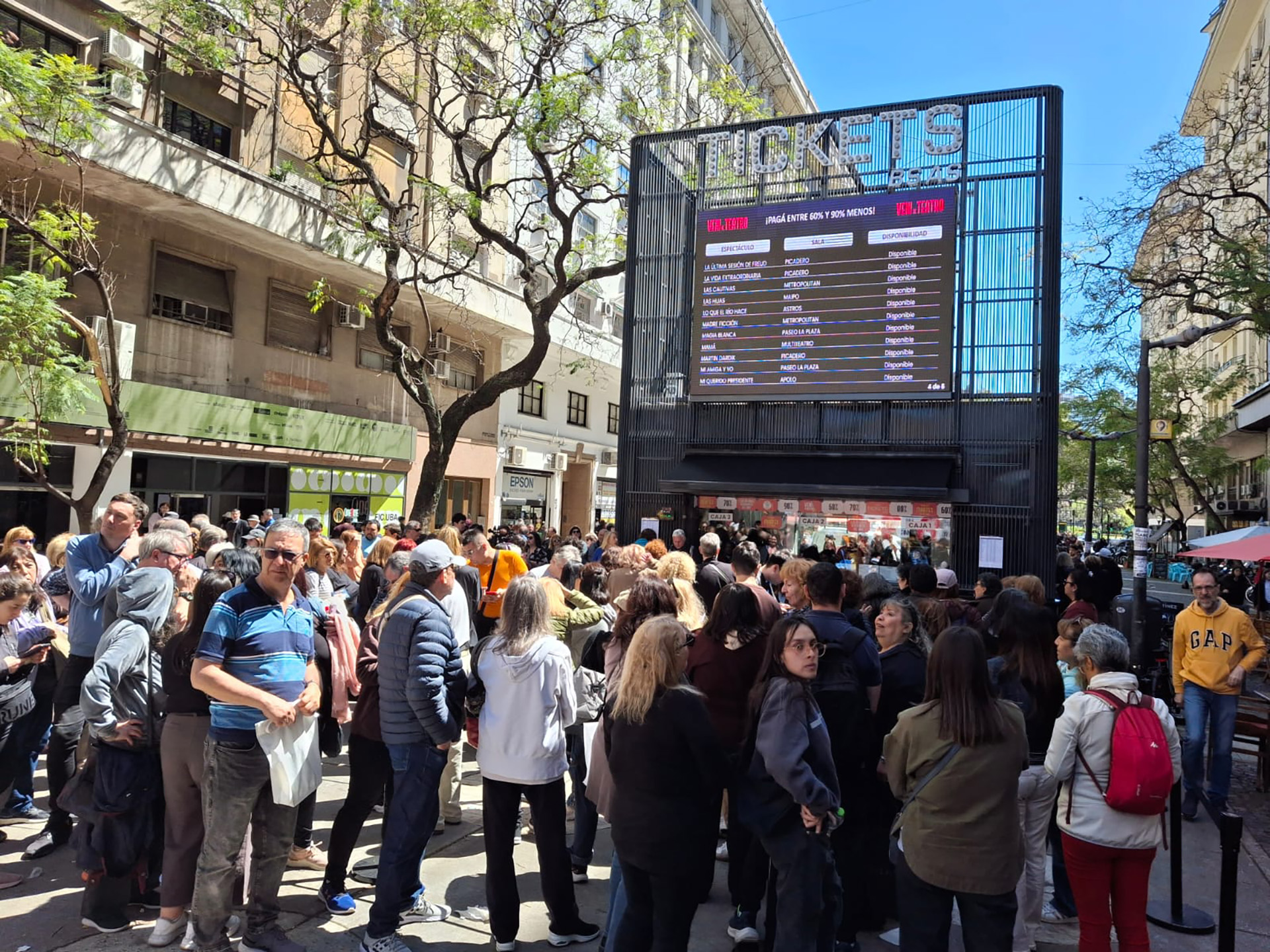 El programa 'Vení al Teatro' vuelve con rebajas de hasta el 90% en más de 80 espectáculos de la cartelera porteña