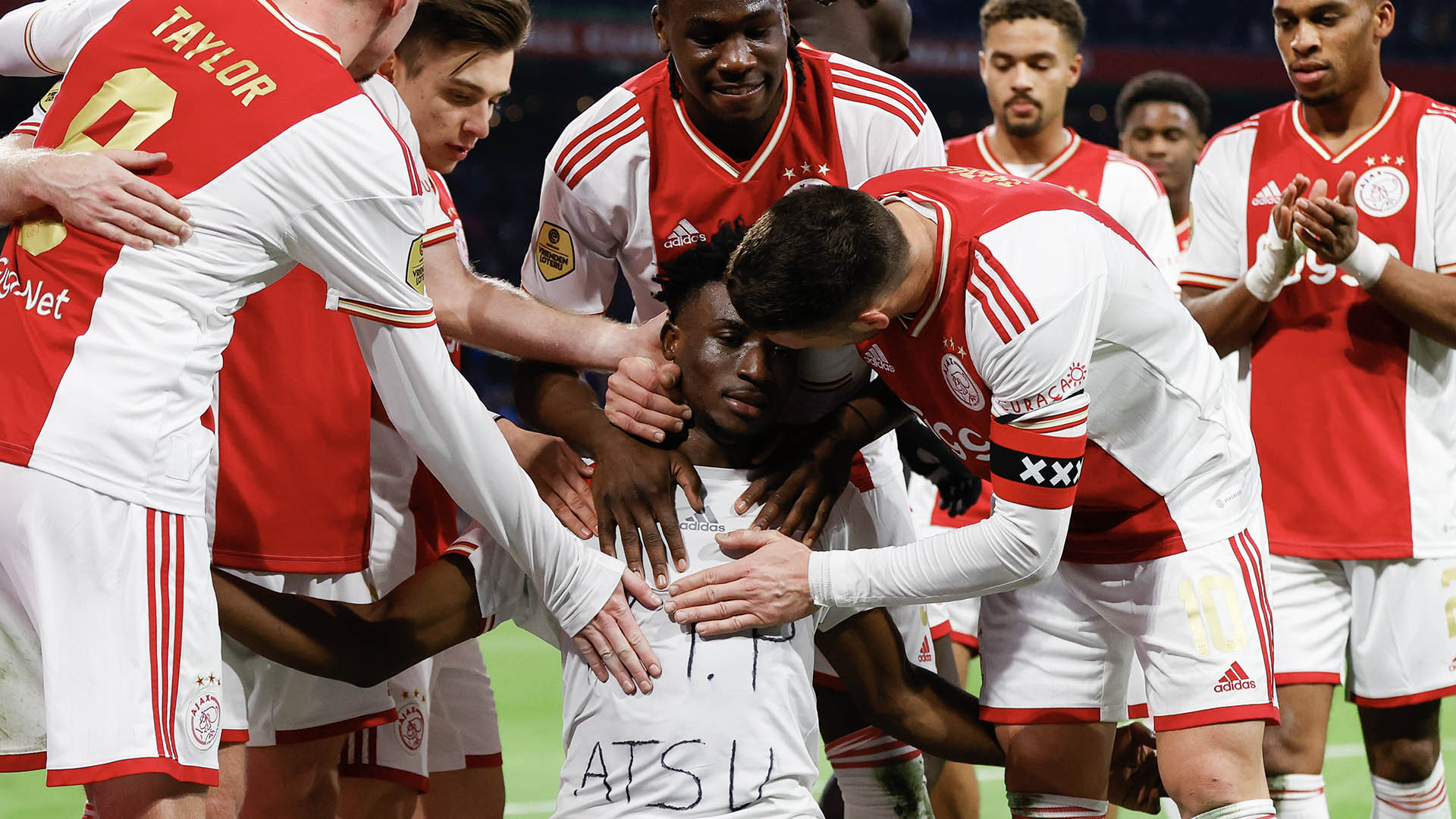 Mohammed Kudus, del Ajax, festejó su gol con una dedicatoria en su camiseta para Christian Atsu, el futbolista ghanés fallecido en Turquía tras el terremoto (Prensa Ajax)