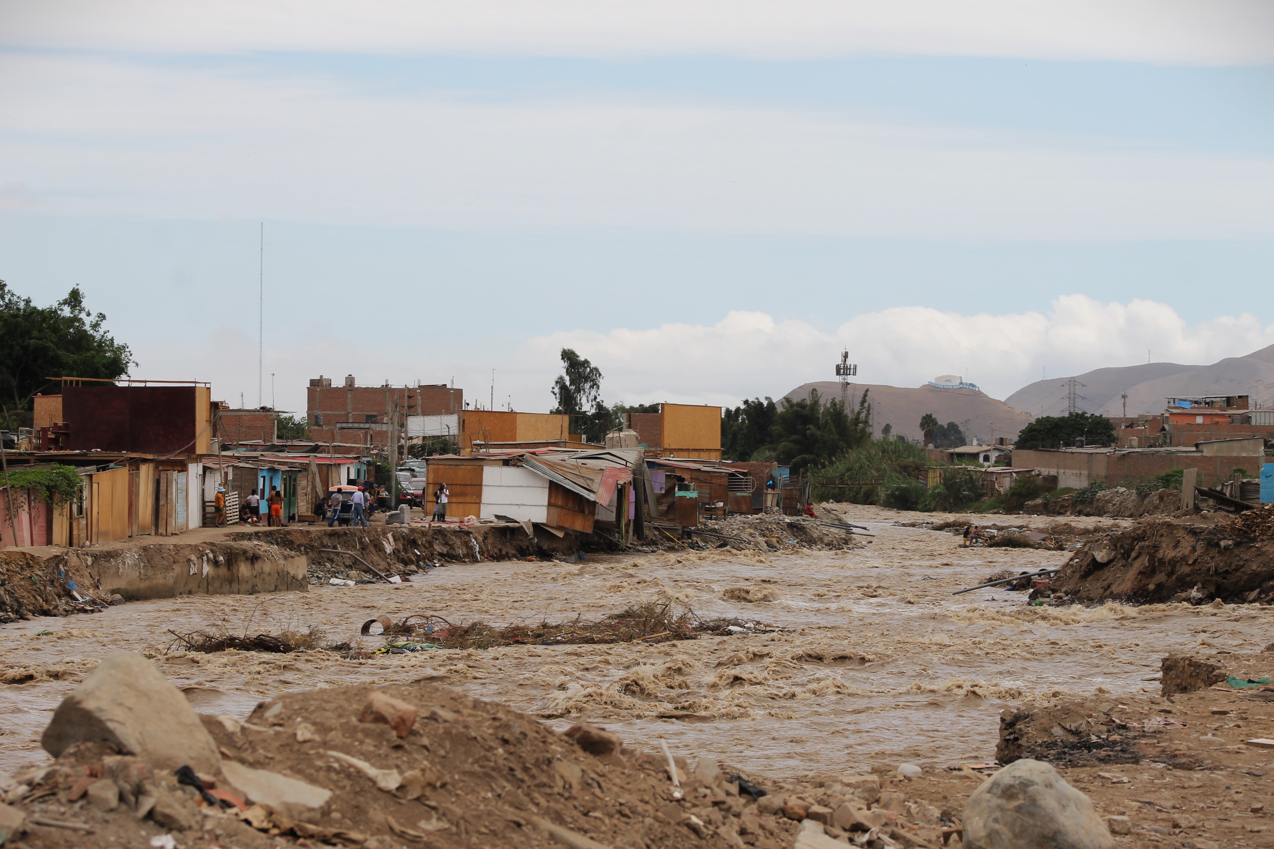 Desprendimiento de tierra en ribera del río Chillón causa alerta entre vecinos. (Infobae/Paula Elizalde)