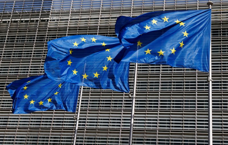 Banderas de la Unión Europea ondean frente a la sede de la Comisión de la UE en Bruselas, Bélgica. 17 de junio de 2022. REUTERS/Yves Herman/Archivo