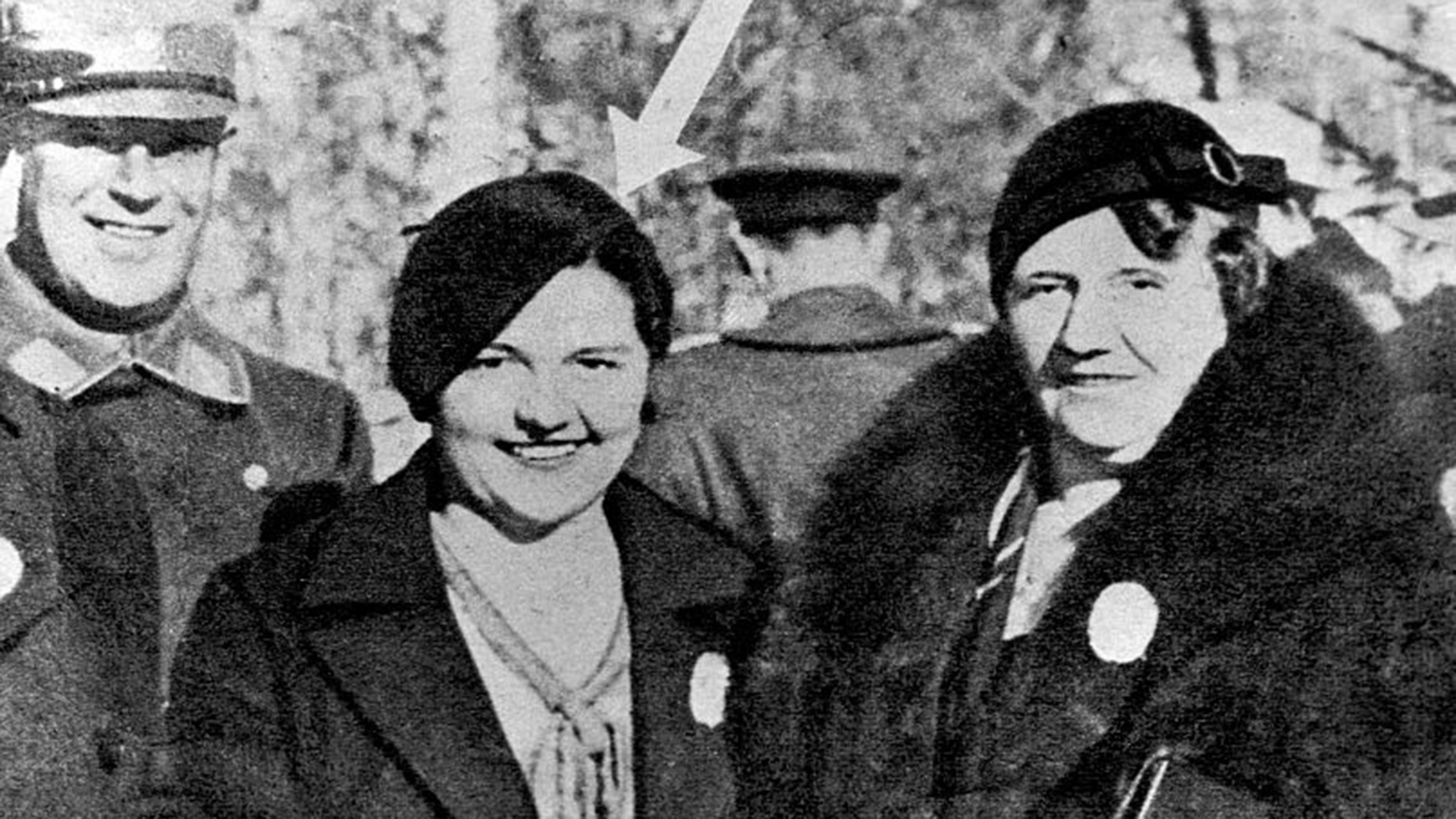 Geli Raubal (señalada por la flecha) y su madre Angela Hitler Raubal. Geli era la sobrina del dictador, quien la convirtió en su amante cuando ella era apenas una adolescente (© Hulton-Deutsch Collection/CORBIS/Corbis via Getty Images)