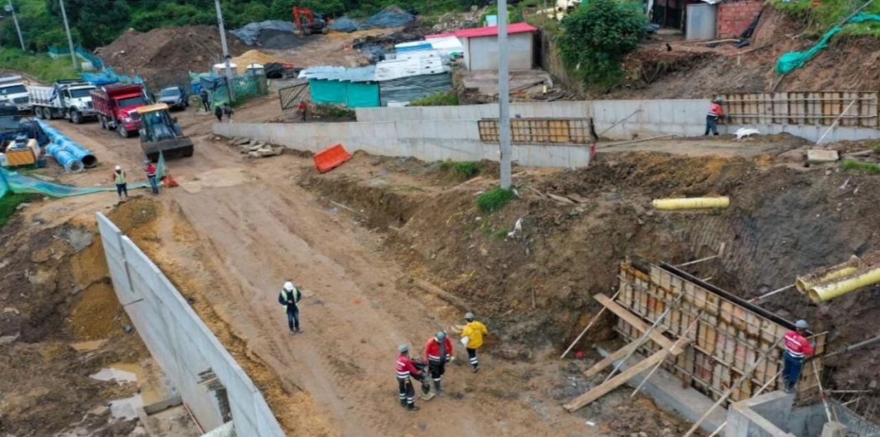 Se reanudaron las obras en la antigua vía al llano liuego de casi un mes de receso. FOTO: IDU.