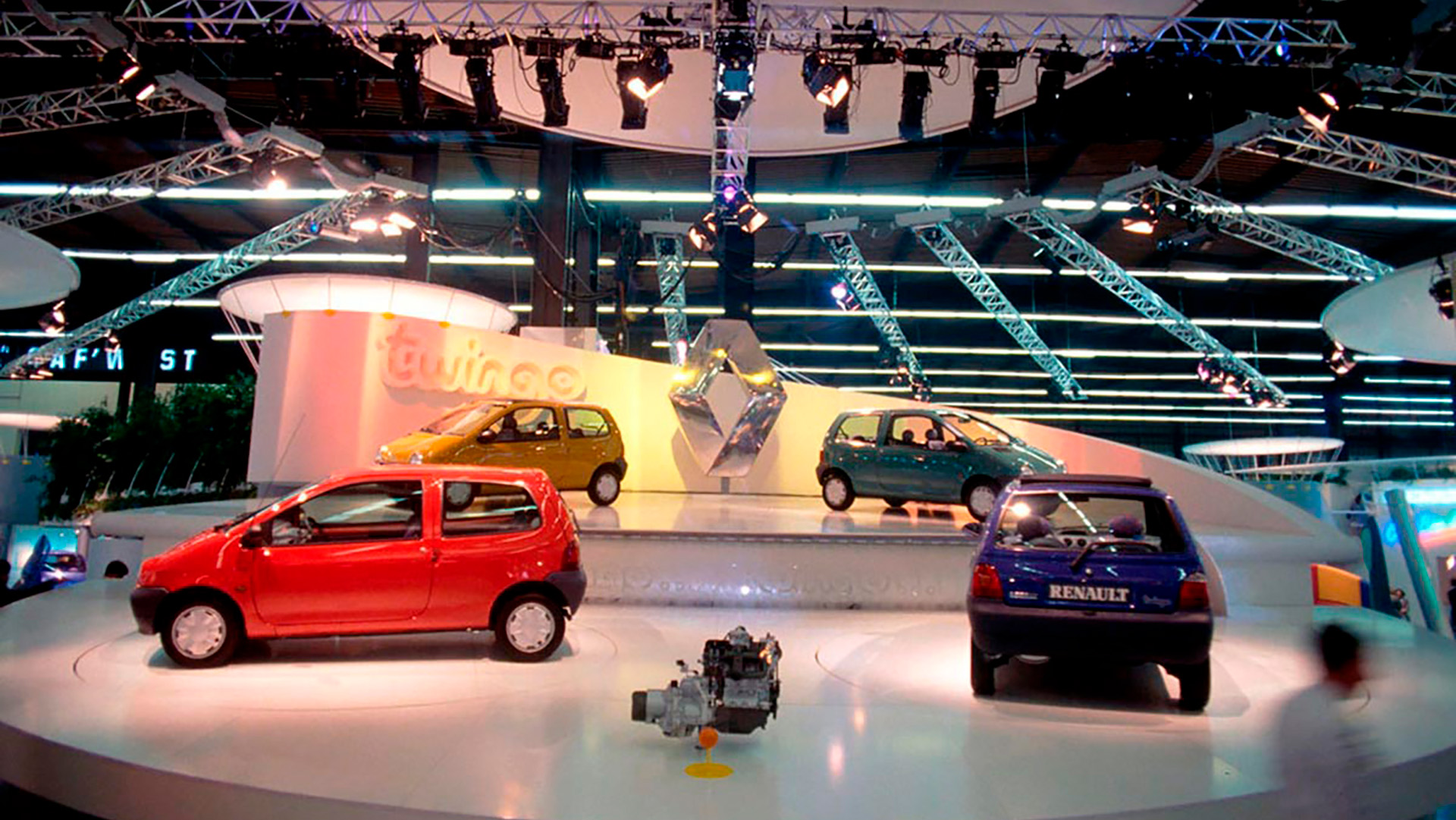 La presentación del Twingo fue en el Salón de París de 1992, causando un gran impacto por sus dimensiones, prestaciones y estilo