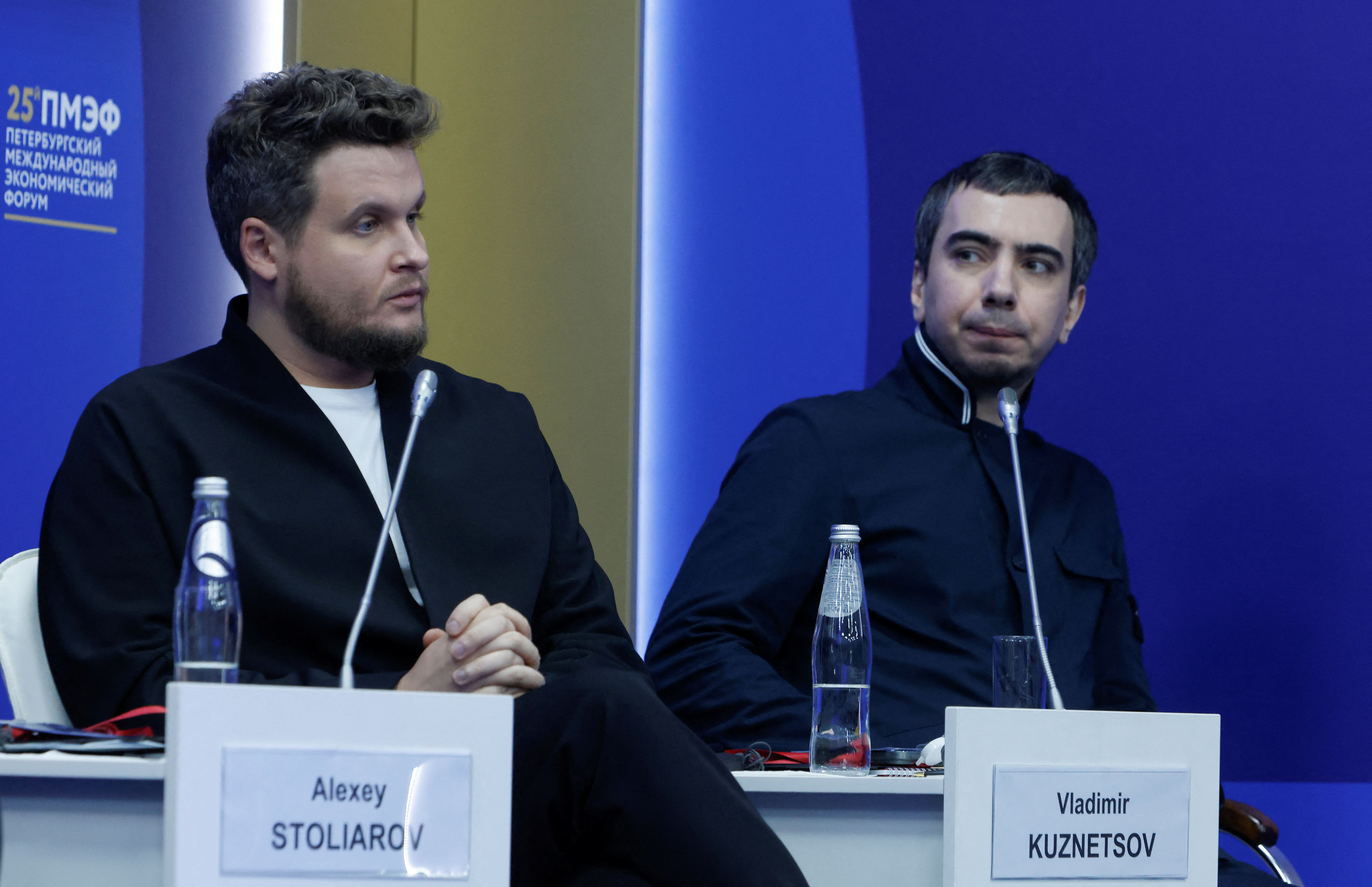 Los bromistas rusos Vladimir Kuznetsov y Aleksei Stolyarov, conocidos como Vovan y Lexus, asisten a una sesión del Foro Económico Internacional de San Petersburgo (SPIEF) en San Petersburgo, Rusia, el 16 de junio de 2022. REUTERS/Maxim Shemetov