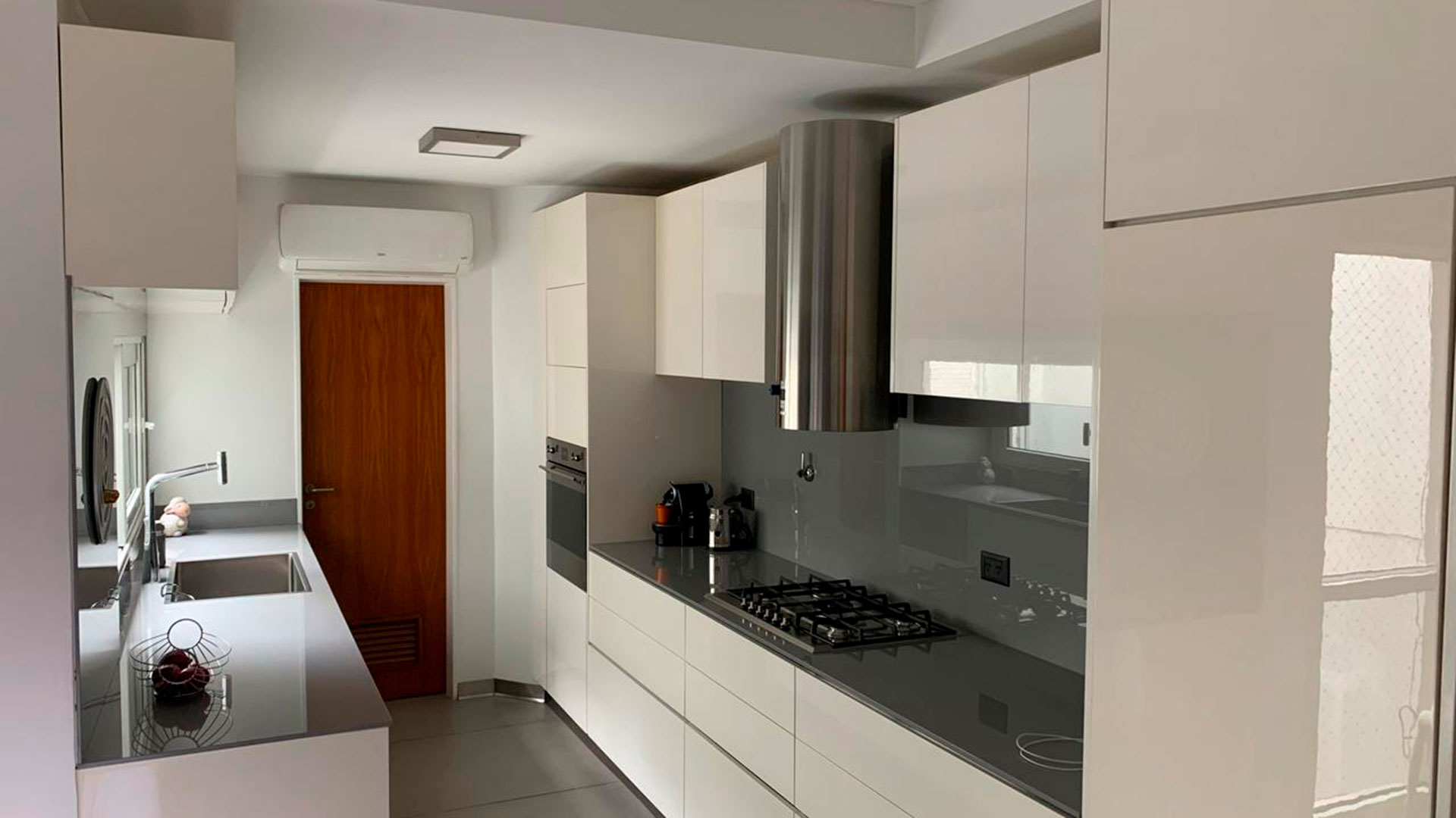 En los departamentos de menor superficie suelen empotrarse los muebles de cocina para aprovechar mejor el espacio existente