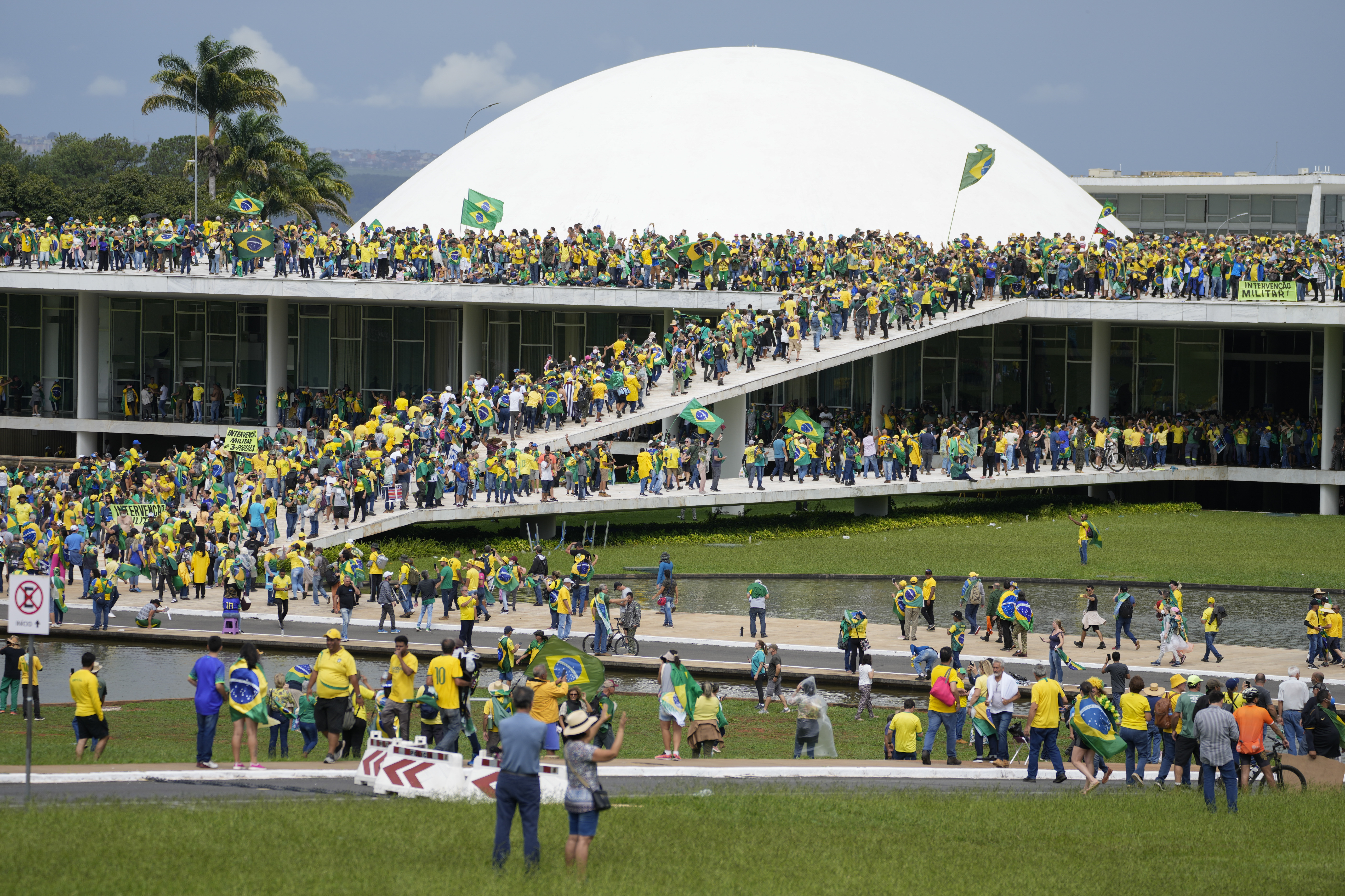 Simpatizantes del expresidente brasileño Jair Bolsonaro irrumpen en el Congreso Nacional de Brasil, en Brasilia, el domingo 8 de enero de 2023. (AP Foto/Eraldo Peres)