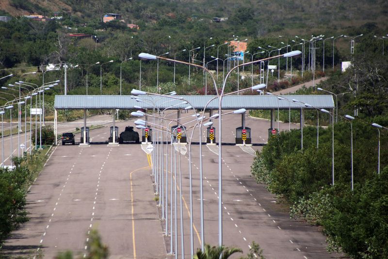 Un vehículo blindado se ve en el puesto de control en el lado venezolano del puente fronterizo internacional Tienditas, desde Cúcuta, Colombia, el18 de agosto de 2022 (REUTERS/Carlos Eduardo Ramírez)