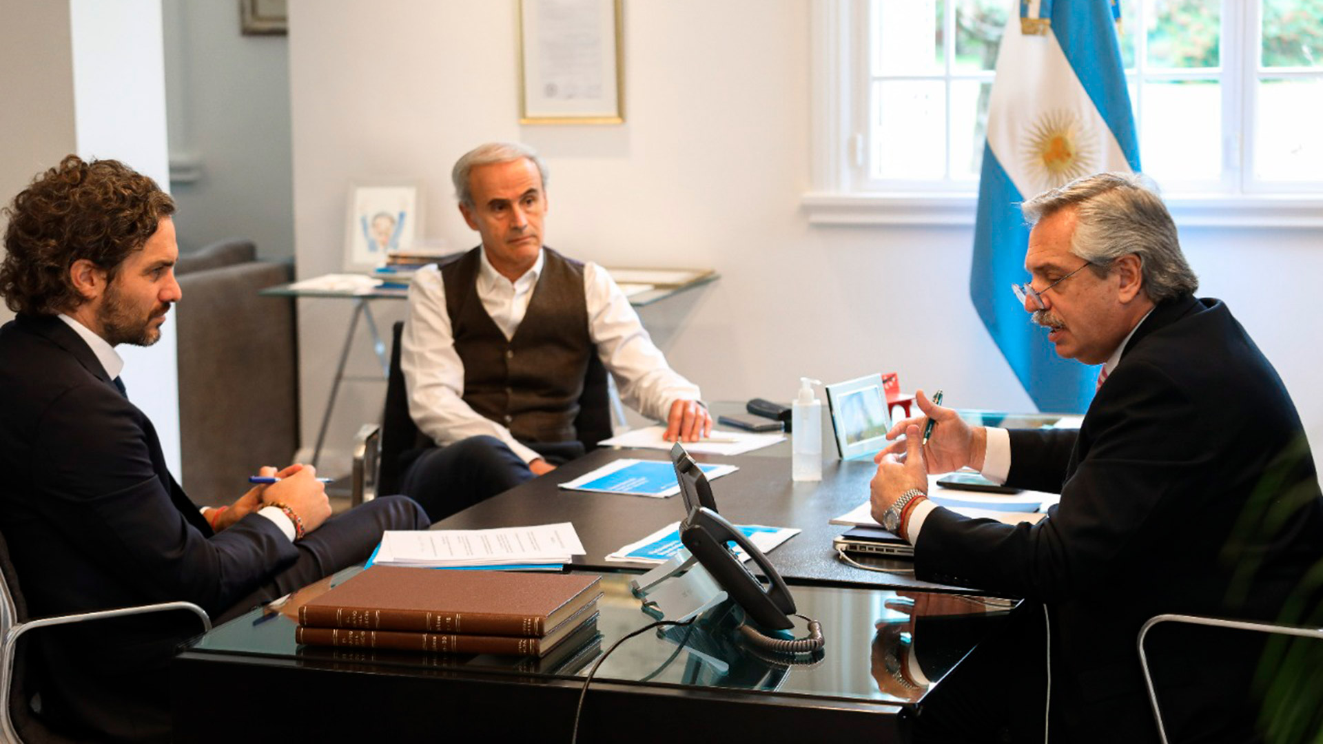 Alberto Fernández, Santiago Cafiero y Julio Vitobello durante la conversación telefónica con Sebastián Piñera