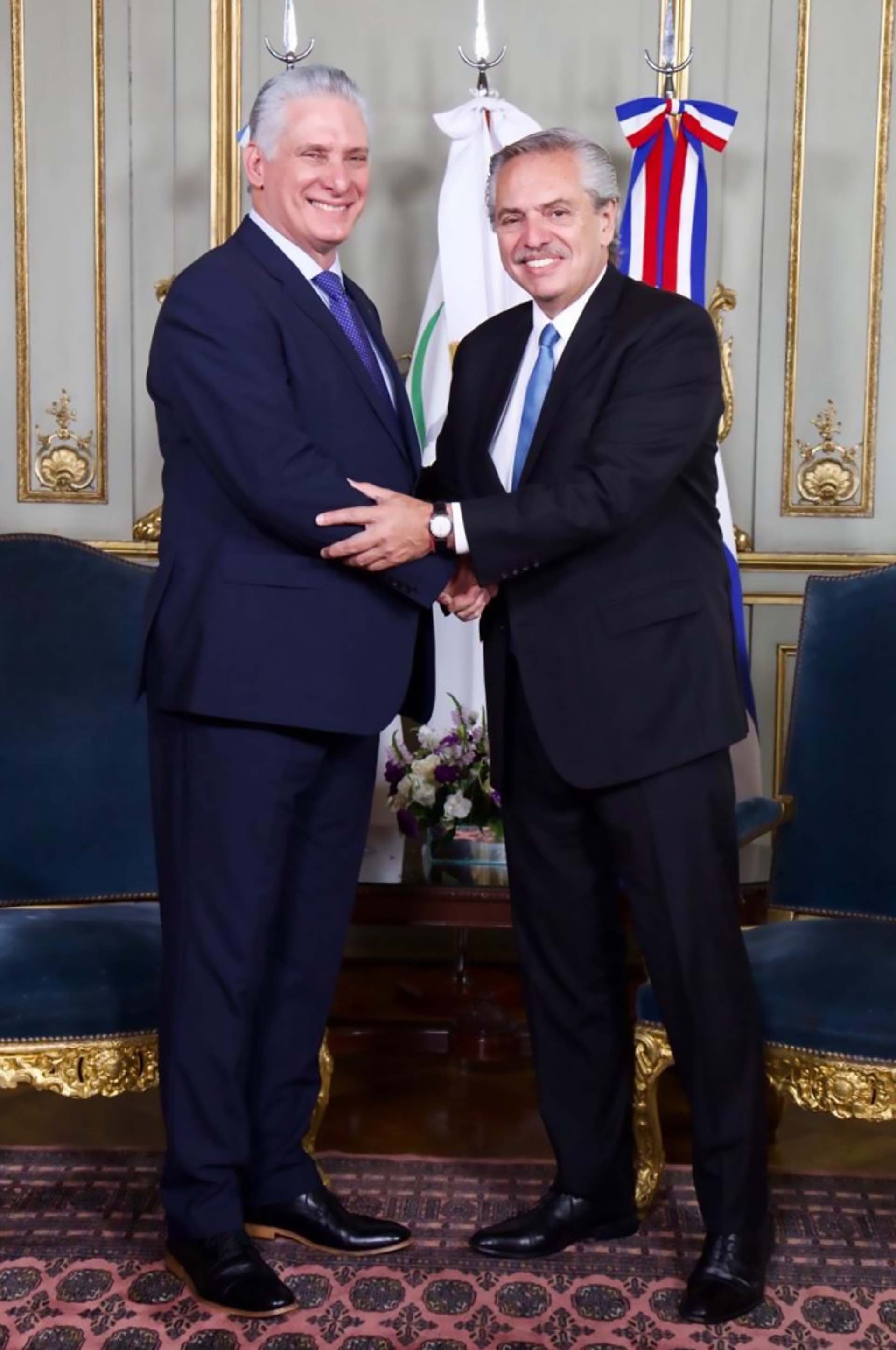 El cubano Miguel Díaz Canel y Alberto Fernández se saludan en el Palacio San Martín, sede de la Cancillería argentina, antes de la reunión bilateral que mantuvieron.