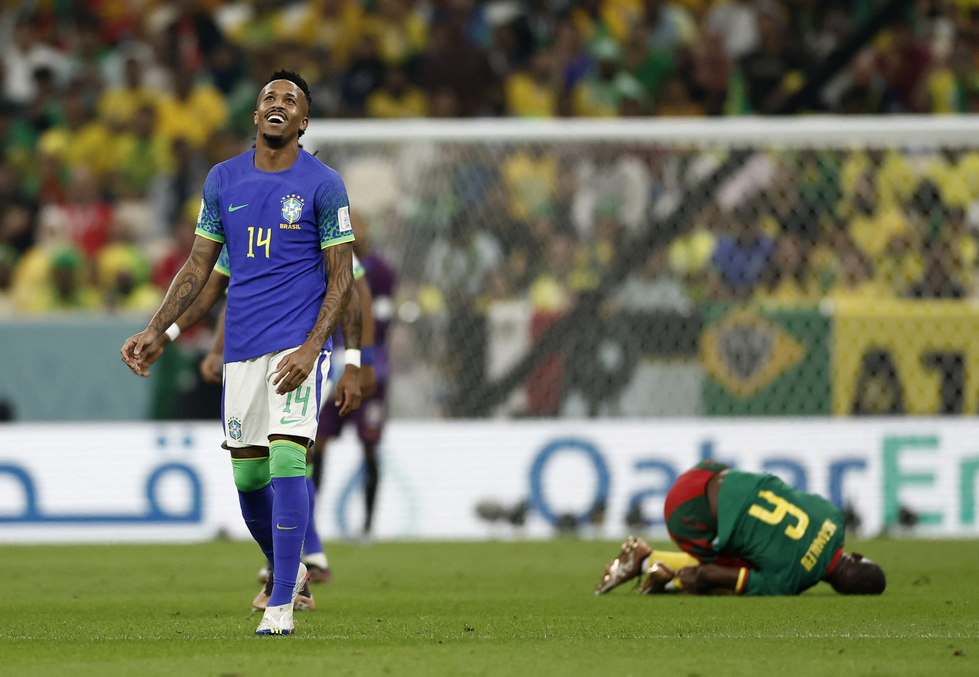 Eder Militao, de Brasil, recibió la tarjeta amarilla tras una dura infracción contra Nicolas Moumi Ngamaleu (REUTERS/Benoit Tessier)