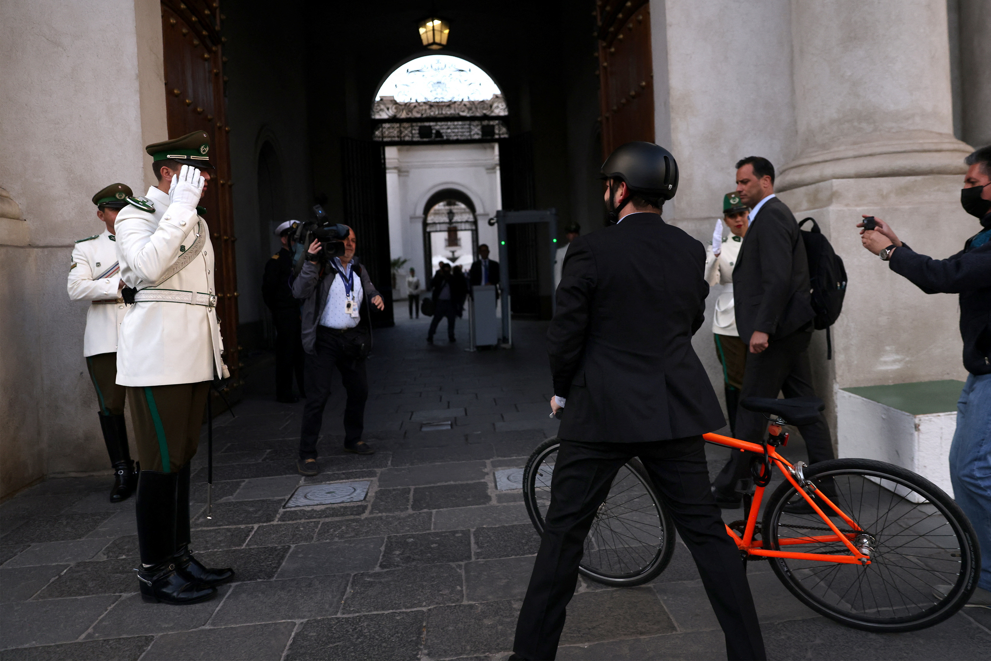 El Presidente Gabriel Boric llegando en bicicleta a La Moneda. REUTERS/Ivan Alvarado