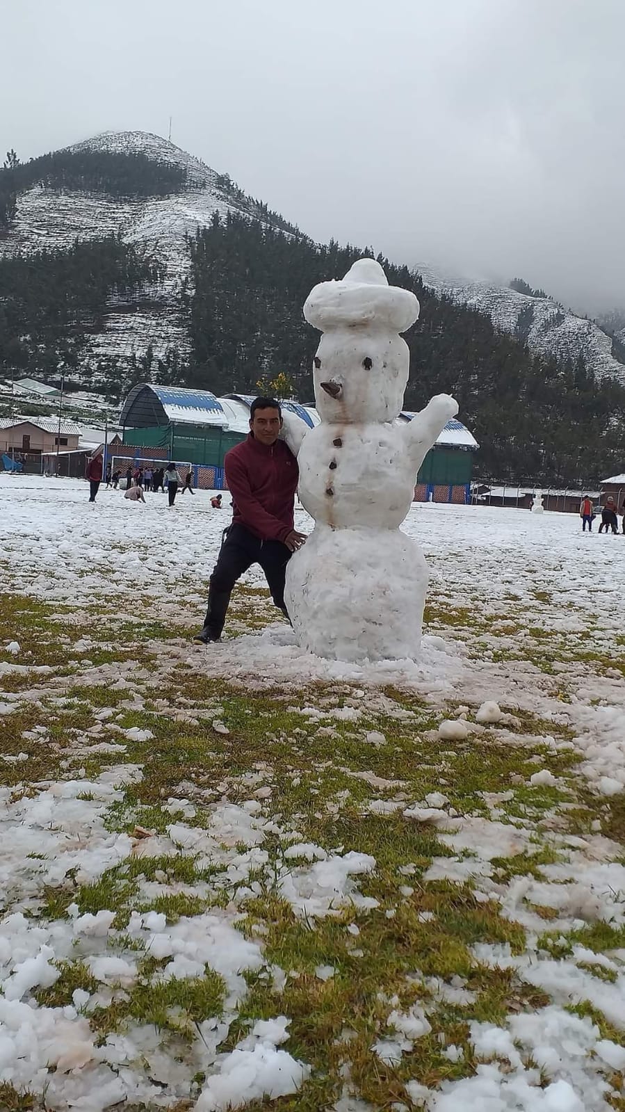 Cusqueños arman divertidos muñecos de nieve.