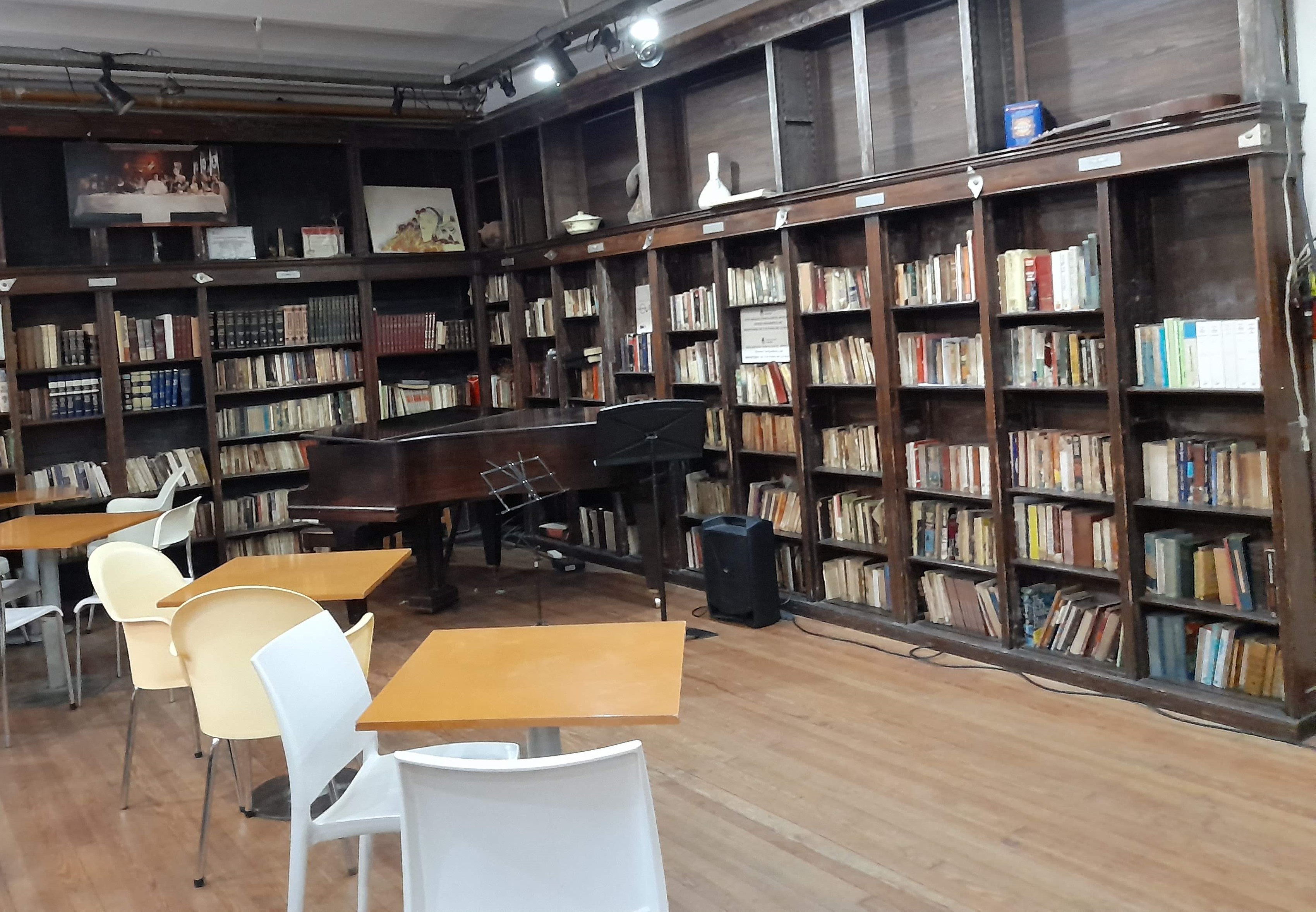 La ficción y el ensayo, así como textos científicos y técnicos, predominan en la biblioteca -