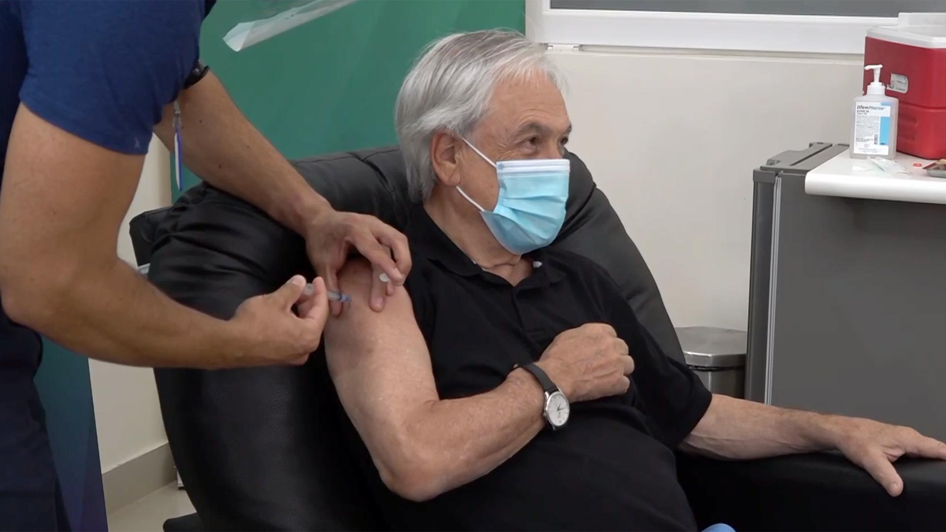 A primera hora de este viernes, el presidente Sebastián Piñera recibió la primera dosis de la vacuna contra el COVID-19 en la ciudad de Futrono, al sur de Chile