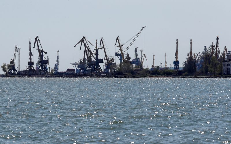 FOTO DE ARCHIVO: Vista de un puerto durante la invasión rusa Ucrania en Mariúpol, Ucrania, el 29 de abril de 2022. REUTERS/Alexander Ermochenko