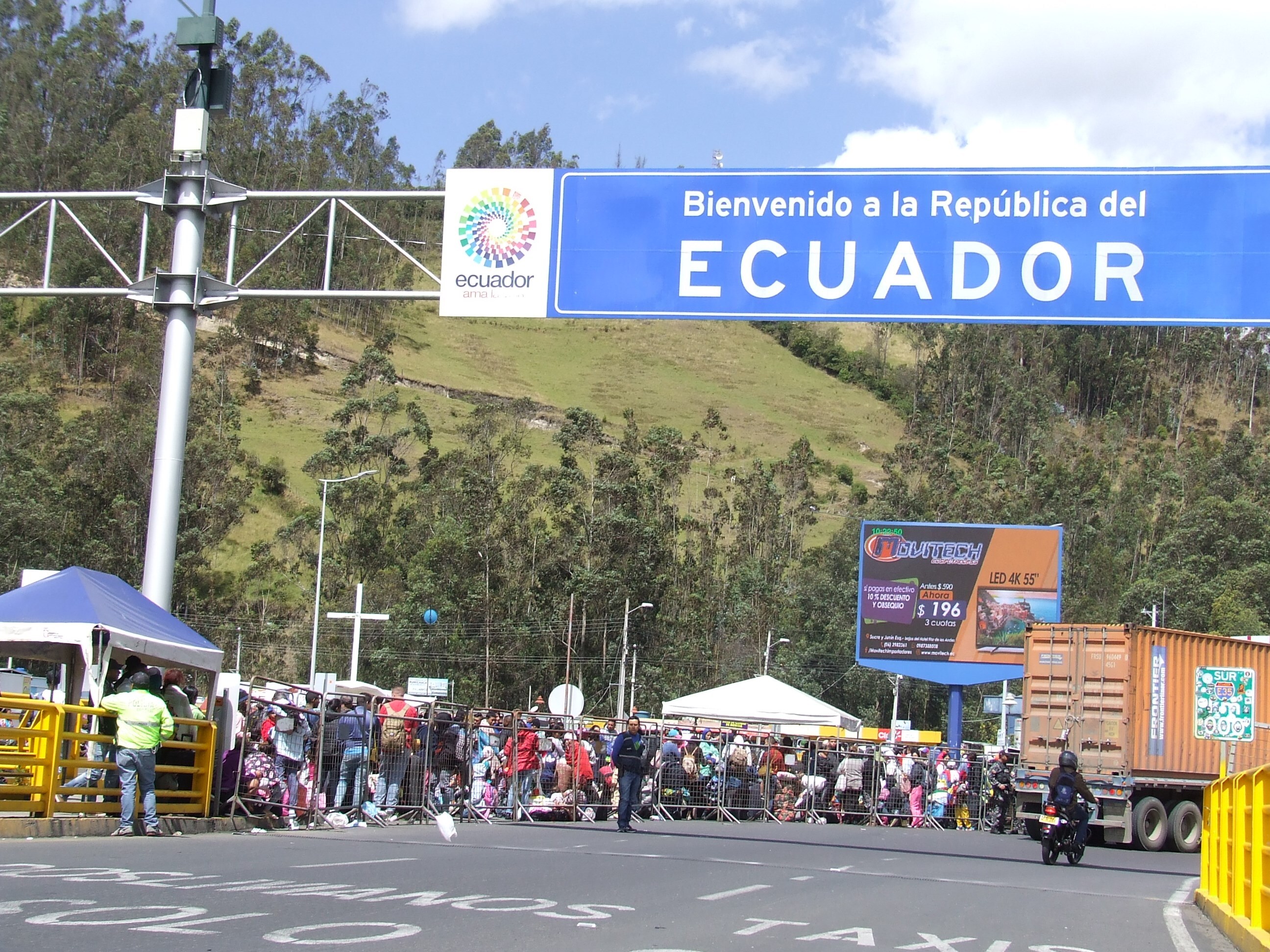 Vista de migrantes venezolanos llegando al Puente de Rumichaca para entrar a Ecuador. EFE/ Elías L. Benarroch/Archivo

