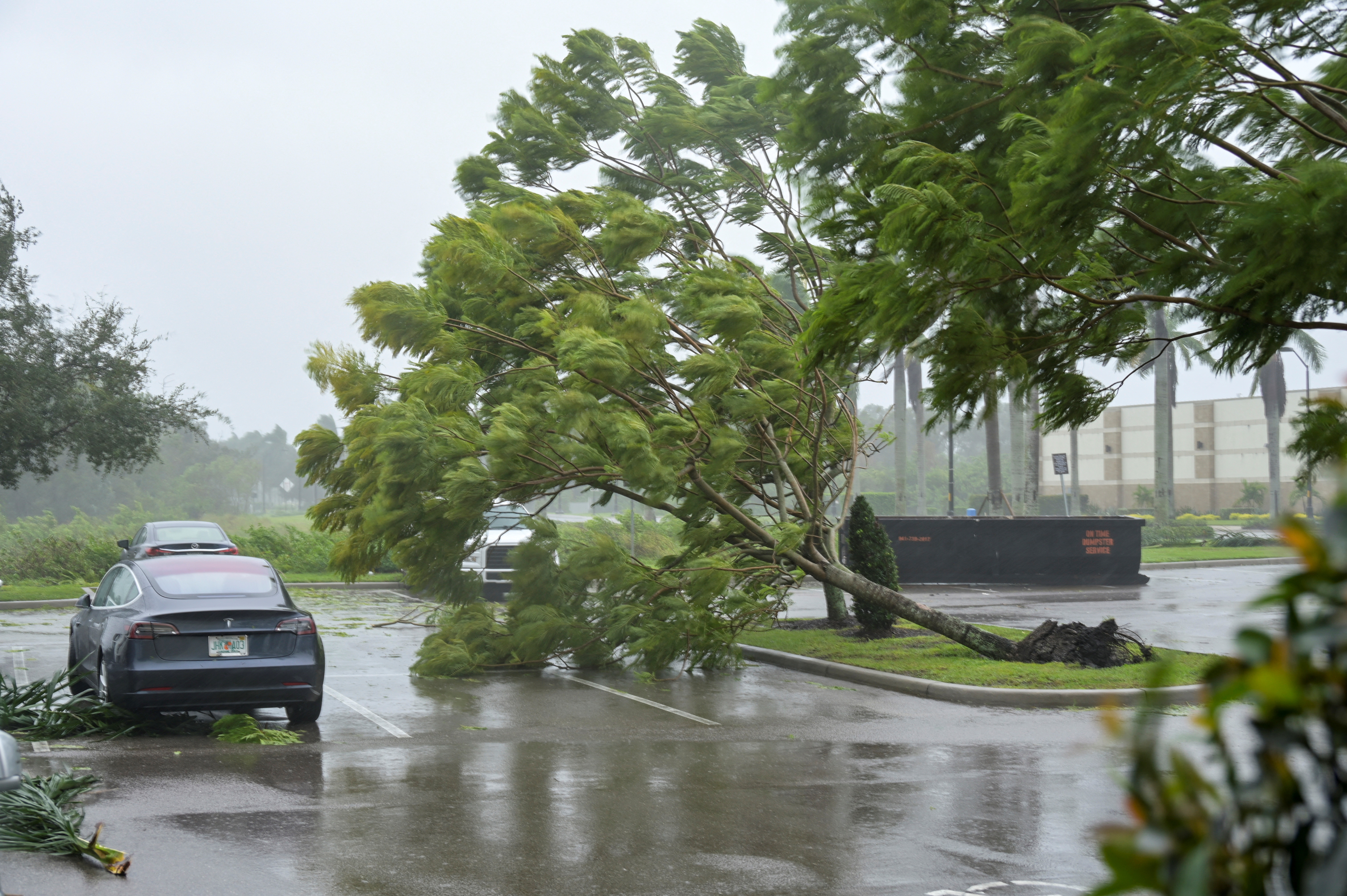 Rápidamente se comenzaron a ver los daños de los vientos huracanados de Ian sobre la Florida. (REUTERS/Steve Nesius)