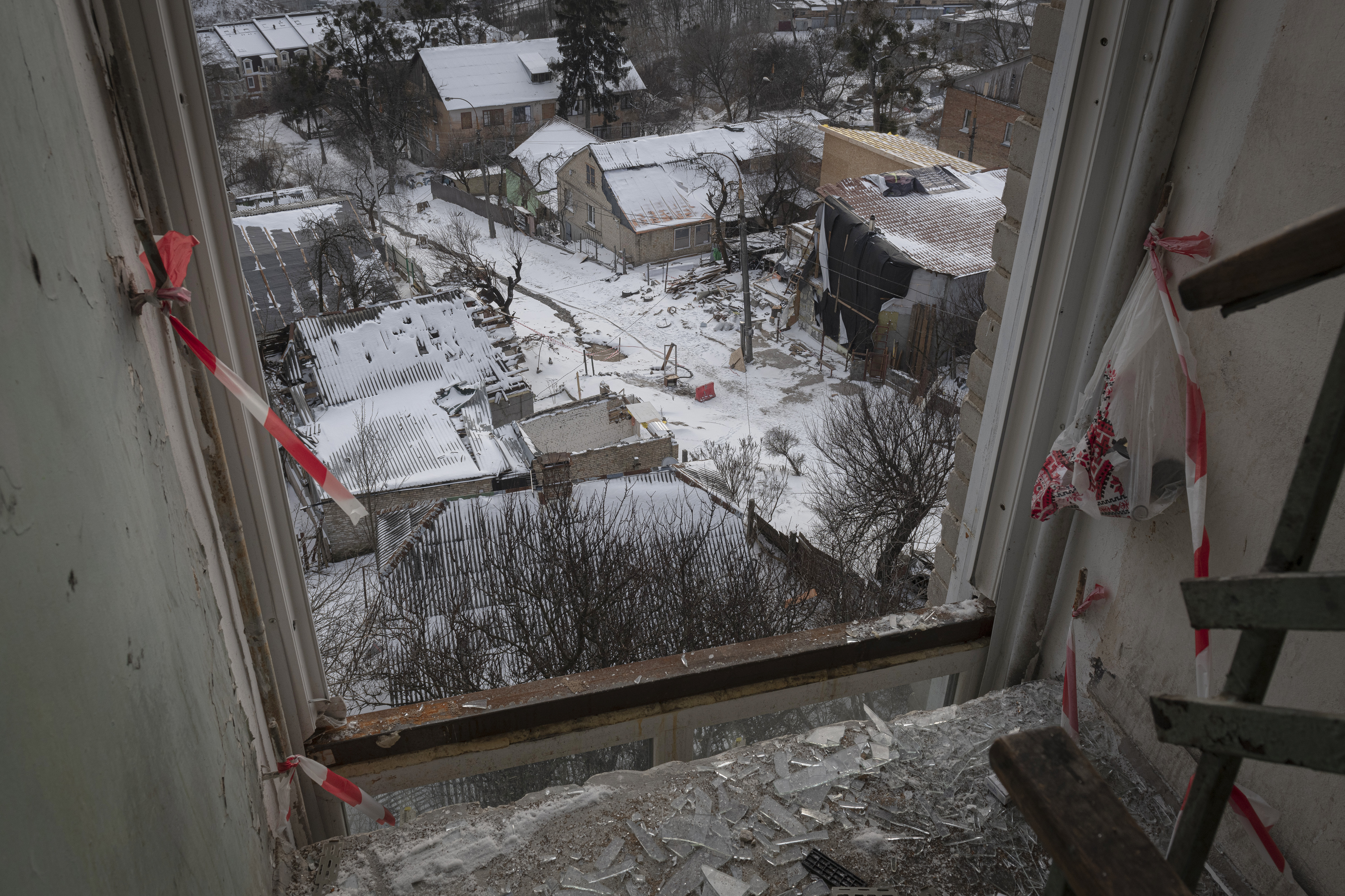 kyiv Mayor Vitali Klitschko urged residents of the Dniprovskiya district to stay in shelters.  (AP)