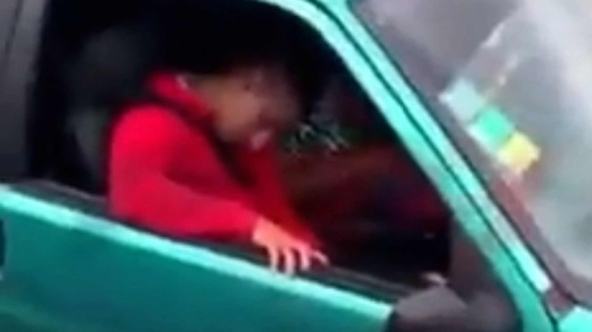 Video: descubrieron a dos policías borrachos y dormidos en medio de la Ruta 11