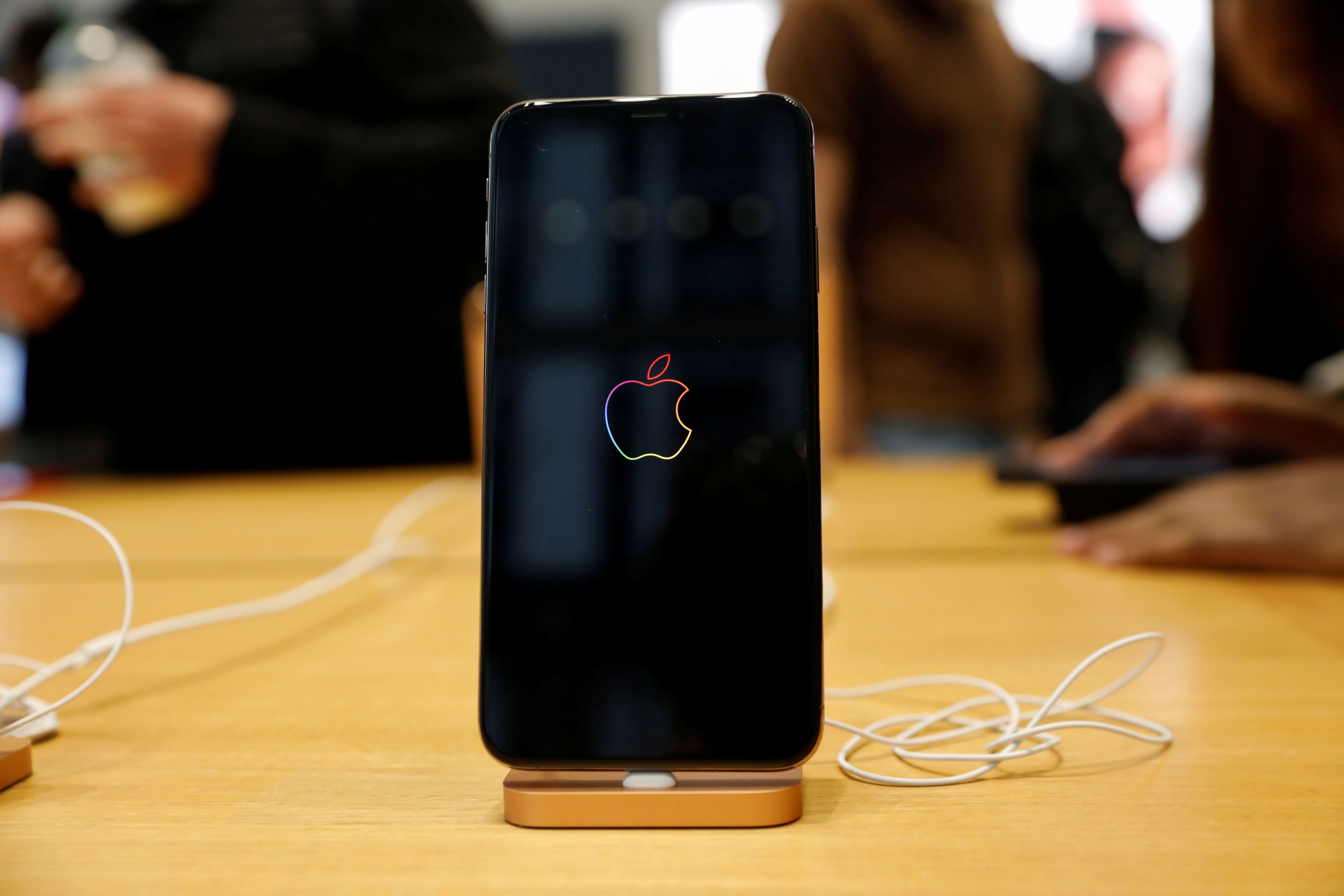 El próximo iPhone no incluiría cargador ni auriculares en la caj  (REUTERS/Shannon Stapleton/File Photo)