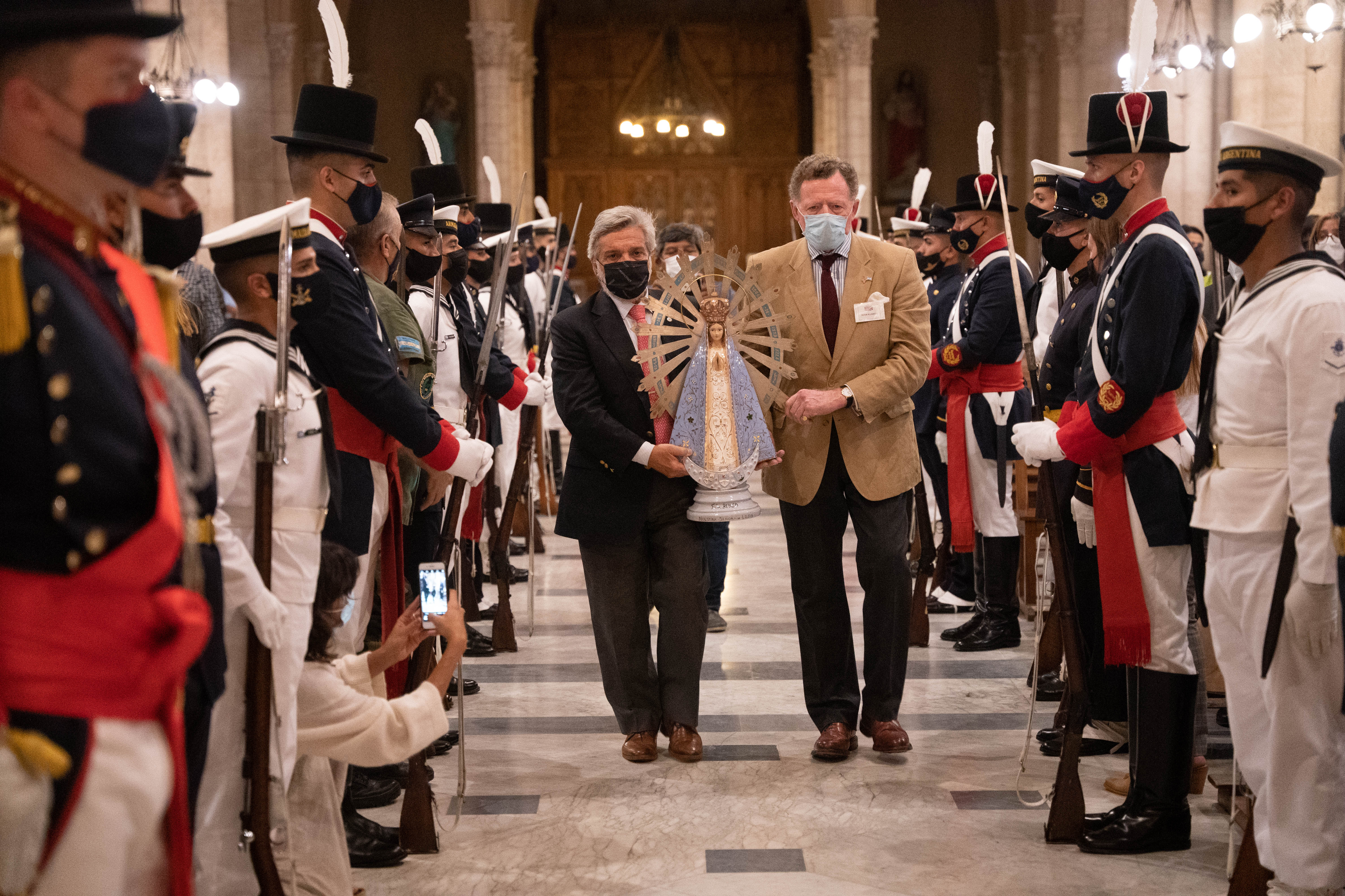 El capitán de artillería VGM Héctor Tessey y el capitán Peter Plunkett ingresan la imagen de la Virgen de Luján a la Basílica, donde el lunes por la noche los obispos castrenses Santiago Olivera y Paul Mason -de Argentina y Gran Bretaña- celebraron misa (Franco Fafasuli)