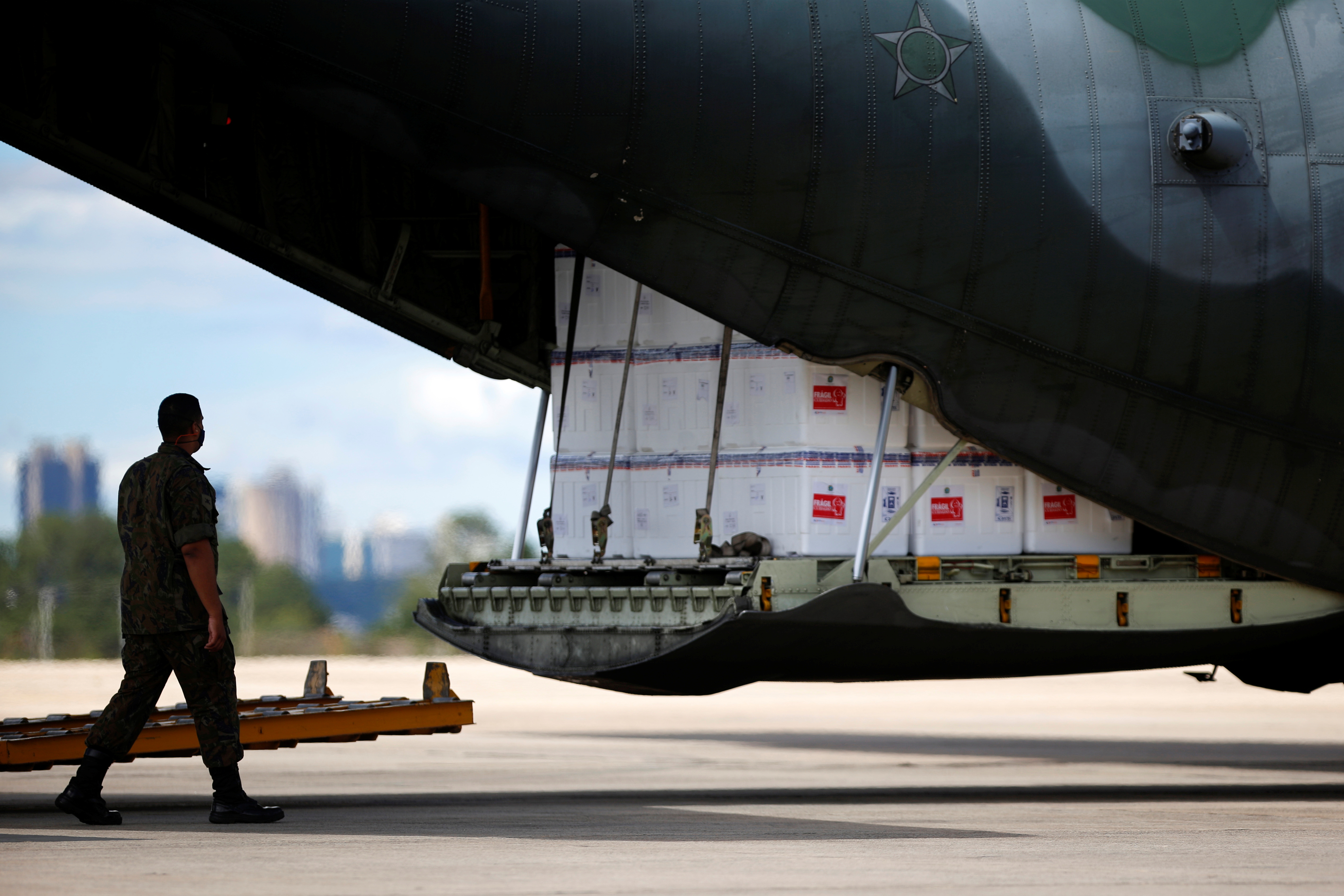 Un cargamento de la vacuna china contra el coronavirus de Sinovac es descargado en la base aérea de Brasilia (Reuters)