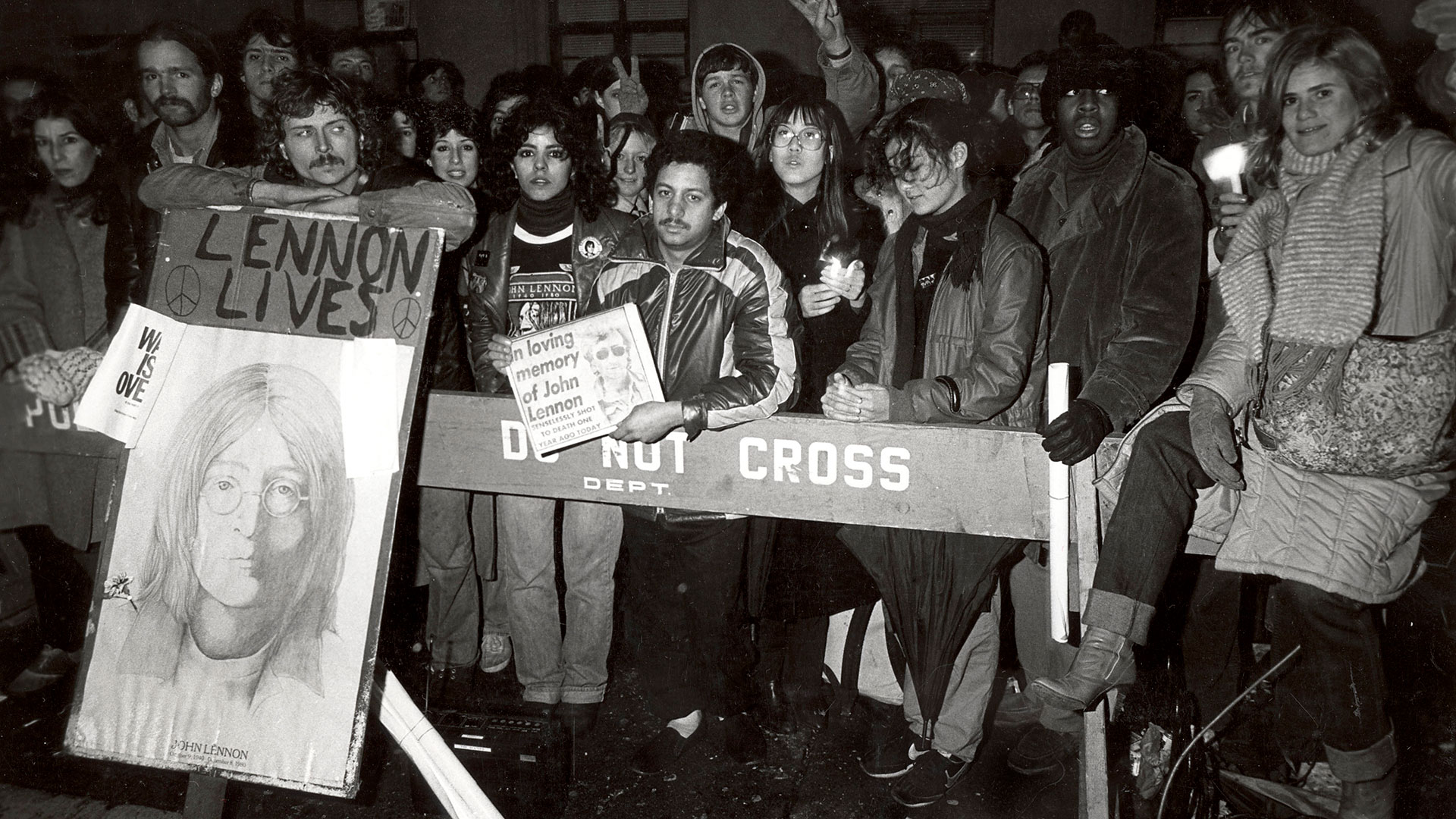 Fans de John Lennon en la puerta del edificio Dakota de Nueva York, en el día de su asesinato, 8 de diciembre de 1980 (Foto: Grosby Group)