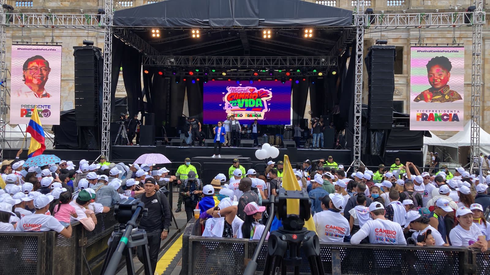 Desde el mediodía de este domingo los electores del Pacto Histórico acudieron a la Plaza de Bolívar en Bogotá. Créditos: Alirio Uribe, congresista del PH.