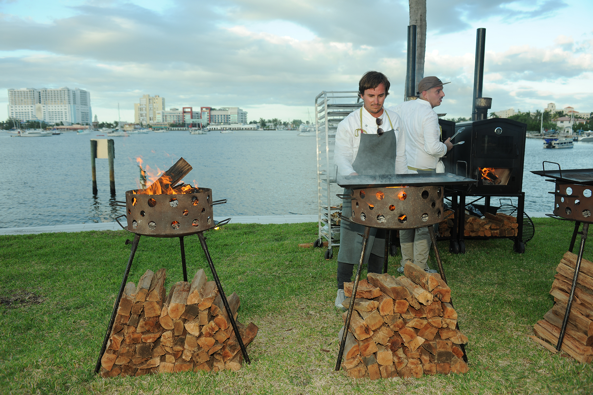 El cocinero Agustín Mallmann prepara el fuego para el asado 