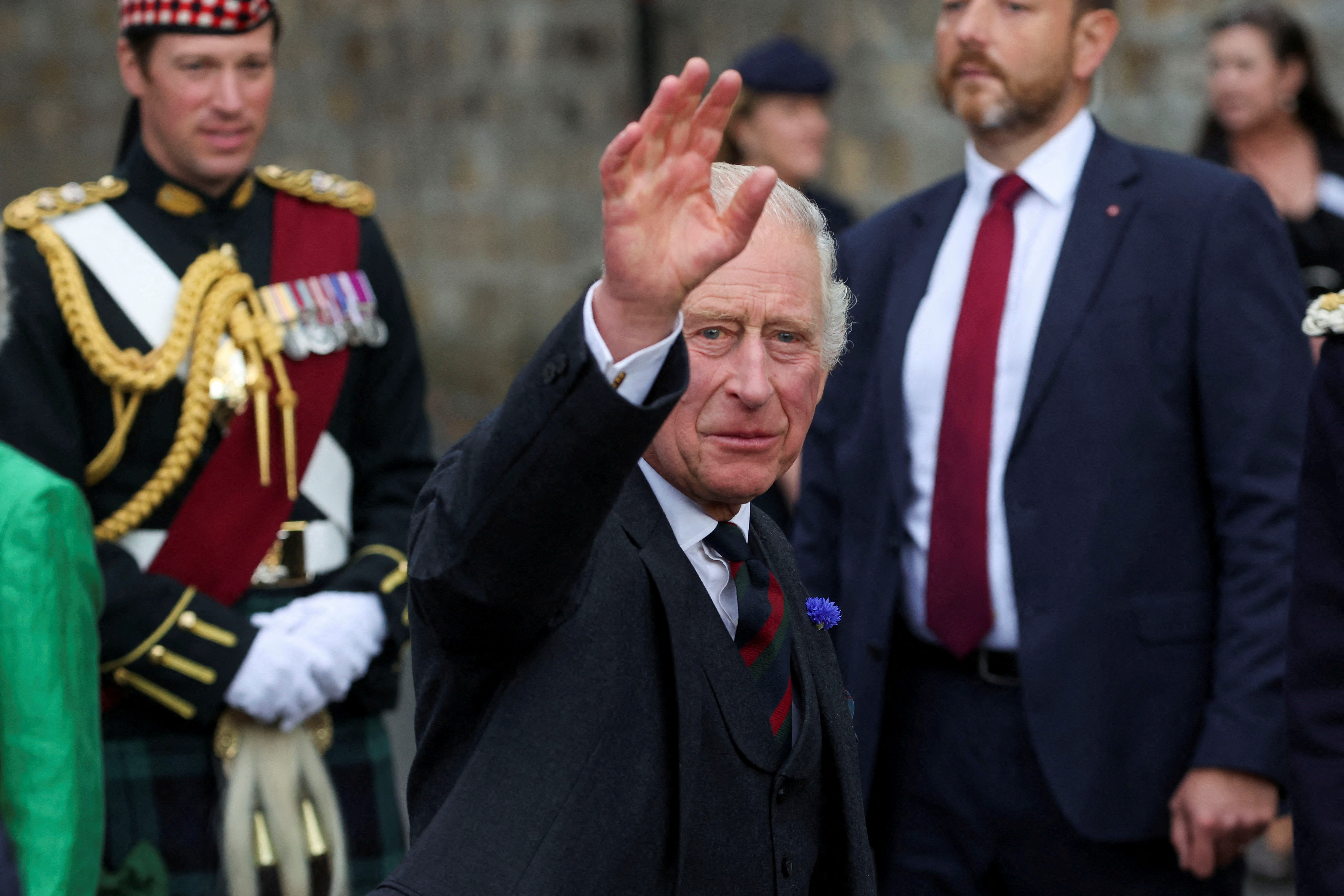 El rey Carlos III saluda en una ceremonia oficial para marcar Dunfermline como ciudad, Escocia,el 3 de octubre de 2022 (Reuters)