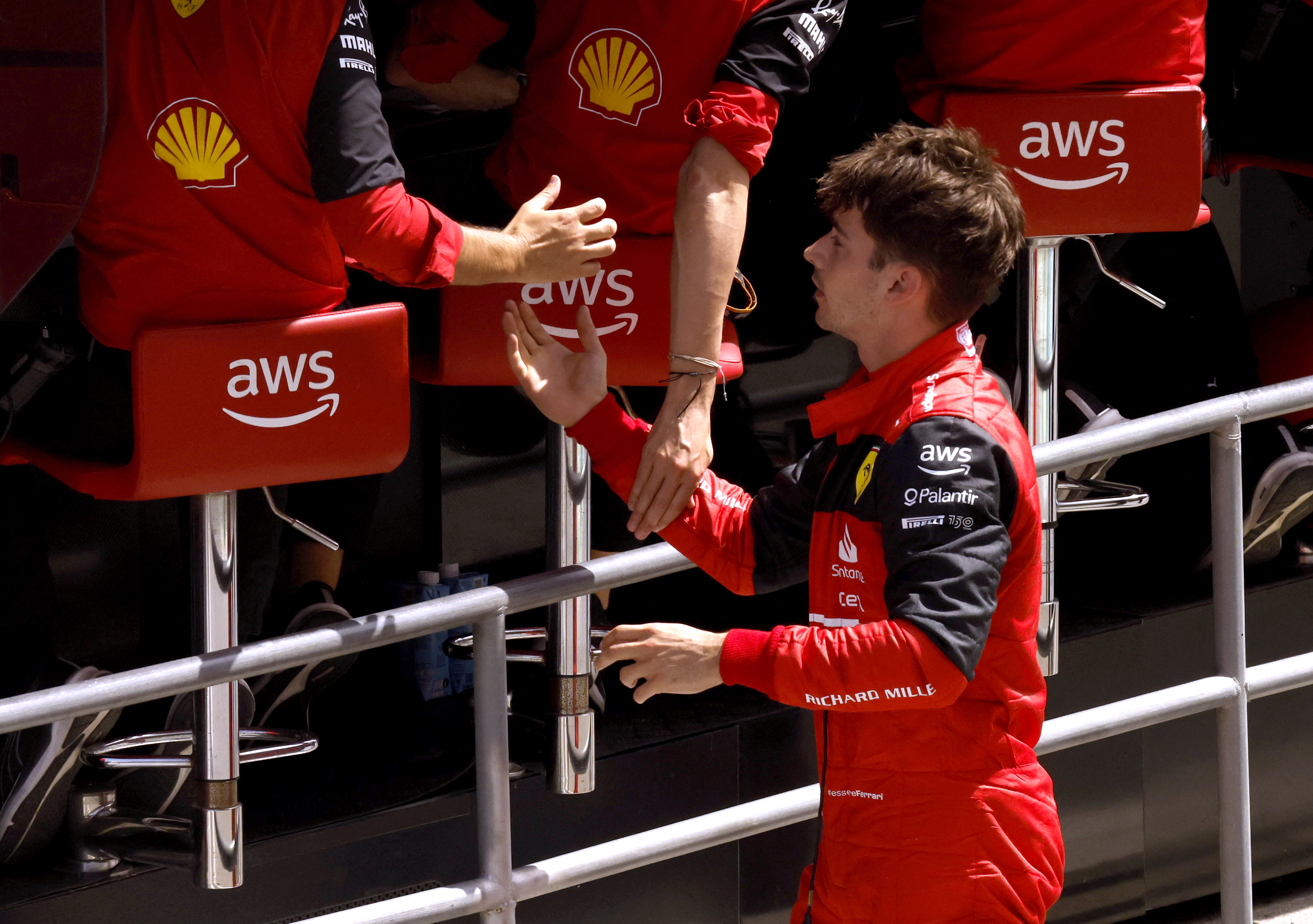 Charles Leclerc saluda a los integrantes del equipo Ferrari luego de su abandono (REUTERS/Albert Gea)