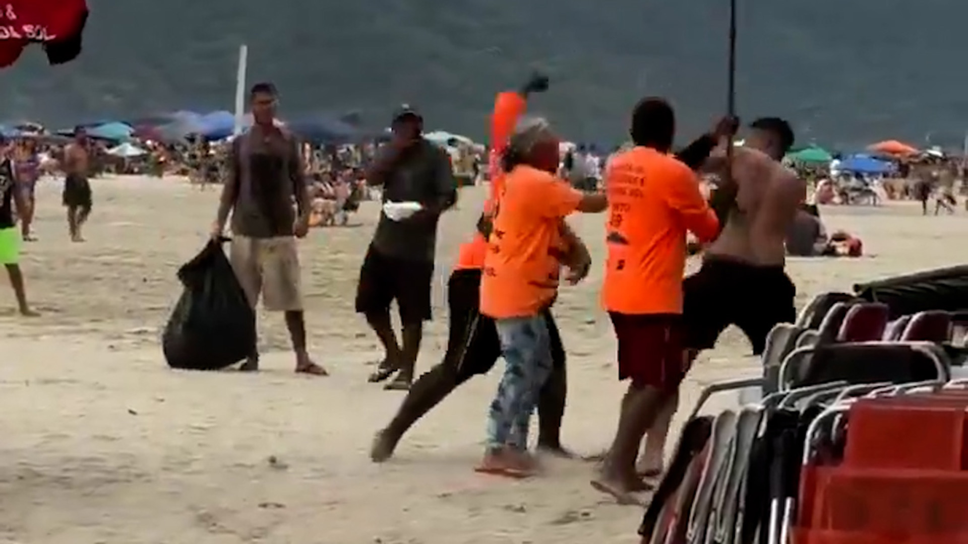 Un argentino fue atacado a palazos en una playa de Brasil: el video de la violenta escena y los motivos