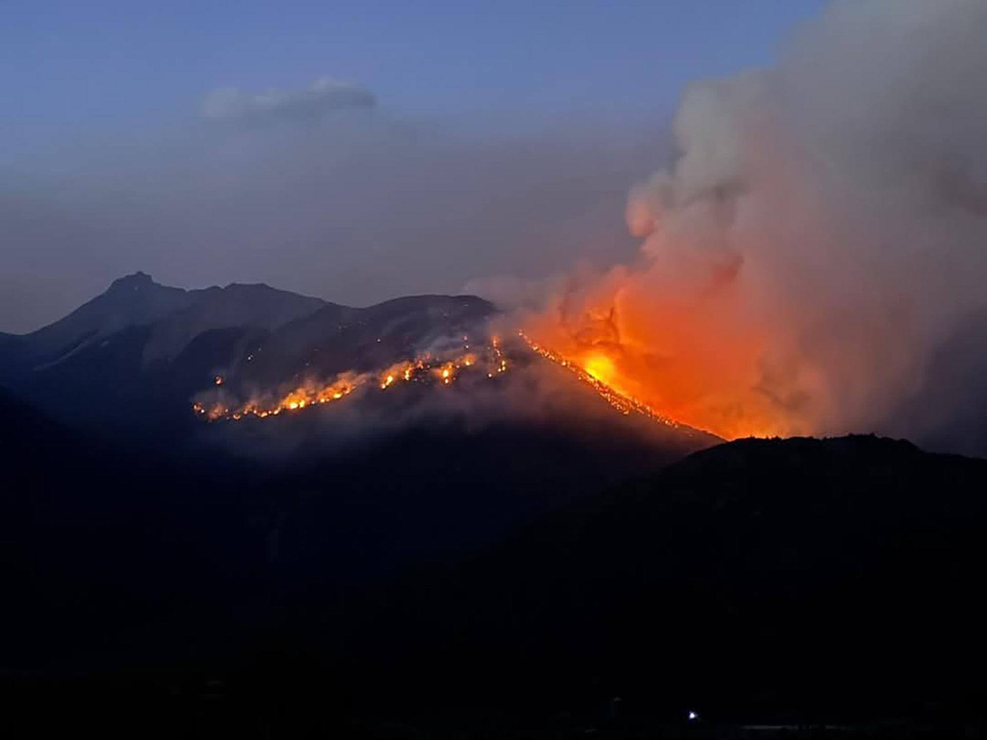 Con llantos y gritos, los vecinos de El Bolsón celebraron la llegada de la lluvia en medio de los fuertes incendios 