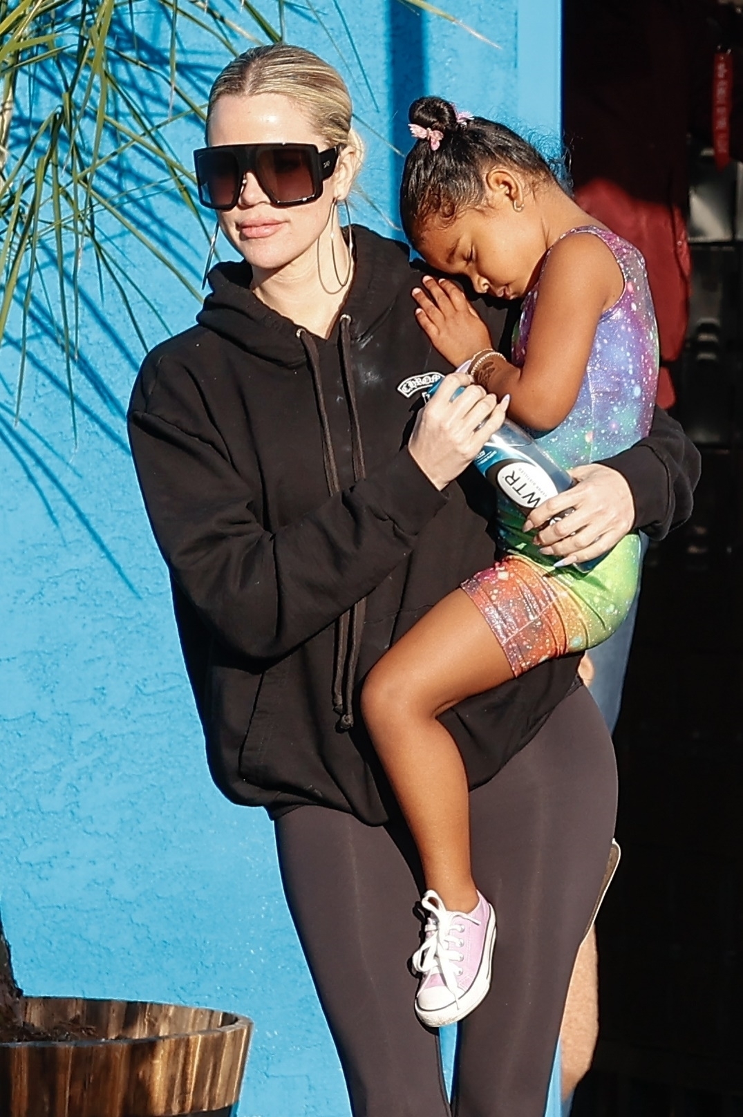 Khloe Kardashian fue fotografiada cuando salía de un salón privado en el que su hija tomó una clase de gimnasia. La fue a buscar y la cargó a upa hasta su auto para regresar a su casa en Los Ángeles