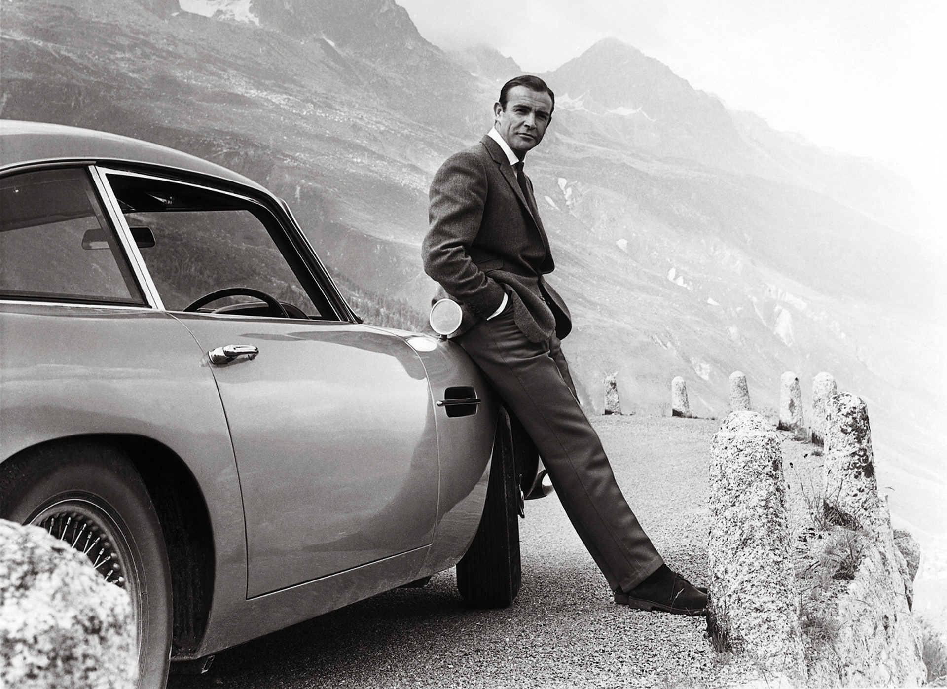 Connery, como Bond, con el clásico Aston Martin