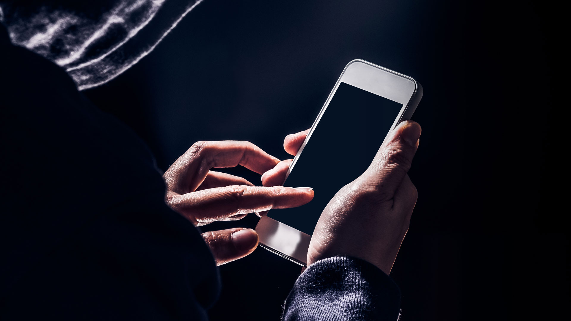 Condenaron a un hombre por maltrato y violación de privacidad tras revisar el celular de su pareja (Foto: Shutterstock)