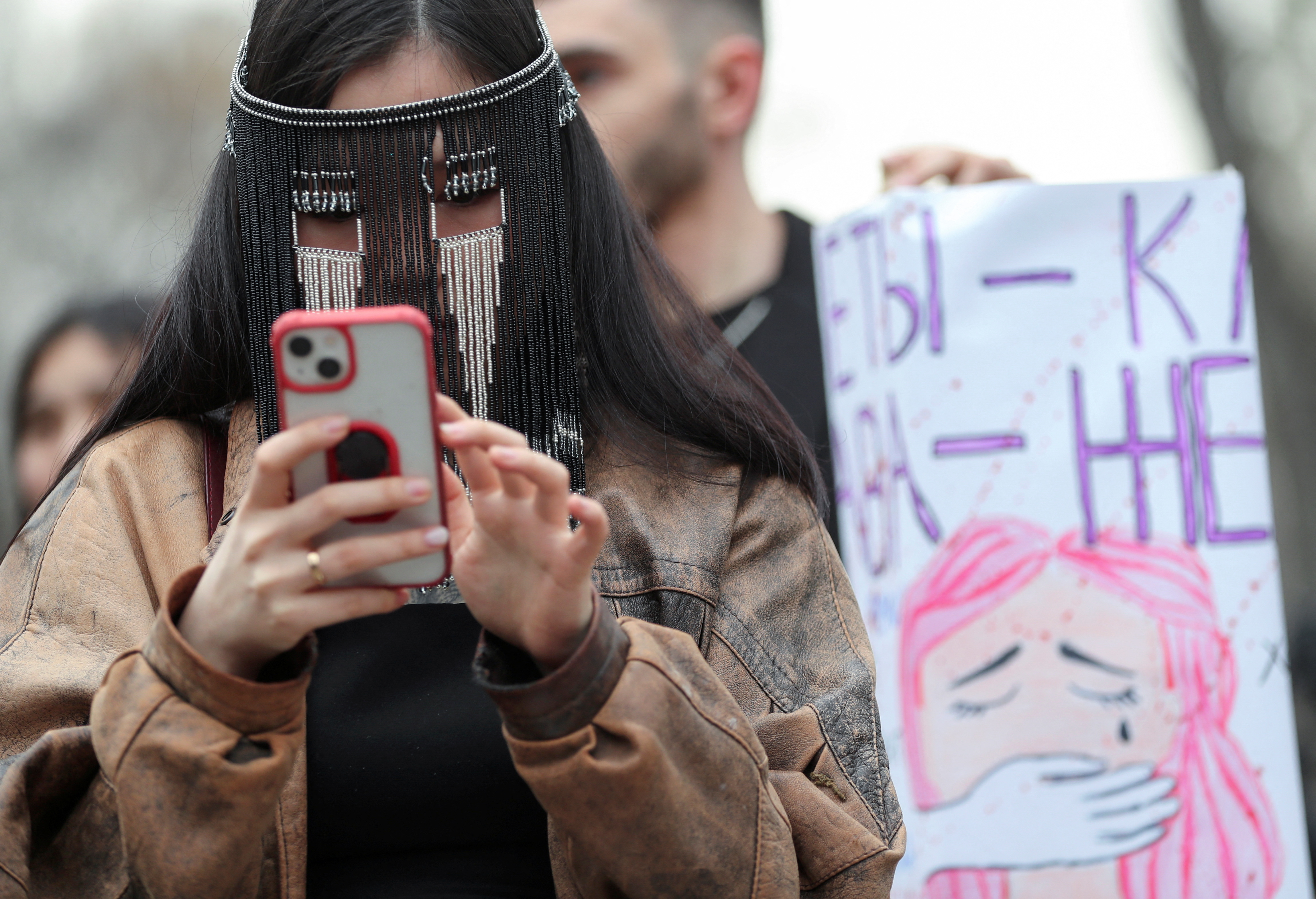 Activistas realizan una manifestación para apoyar los derechos de las mujeres en el Día Internacional de la Mujer en Almaty, Kazajstán.