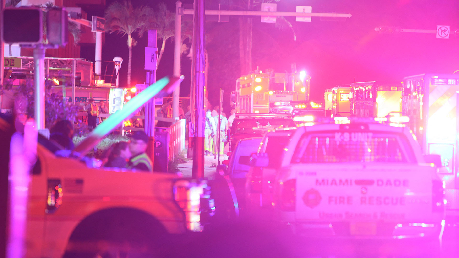 El personal de rescate trabaja cerca de donde una parte de la torre de condominios de 12 pisos se derrumbó durante un colapso parcial del edificio el 24 de junio de 2021 en Surfside, Florida (Joe Raedle/ Getty Images North America a través de AFP)