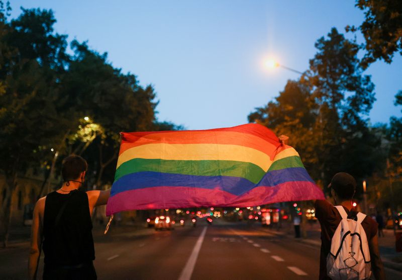 Activistas LGBT+ sostienen una bandera arcoíris en protesta por la muerte de Samuel Luiz en Barcelona, España, 5 de julio de 2021. Imagen tomada el 5 de julio de 2021. REUTERS/Nacho Doce