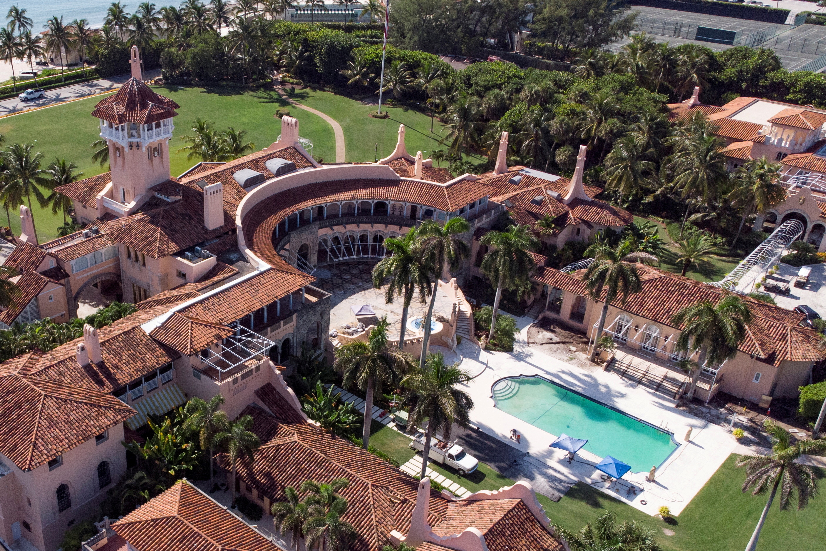 FOTO DE ARCHIVO: Una vista aérea de la casa de Mar-a-Lago del expresidente estadounidense Donald Trump después de que Trump dijera que agentes del FBI la registraron, en Palm Beach, Florida, EE. UU., 15 de agosto de 2022. REUTERS/Marco Bello//Foto de archivo