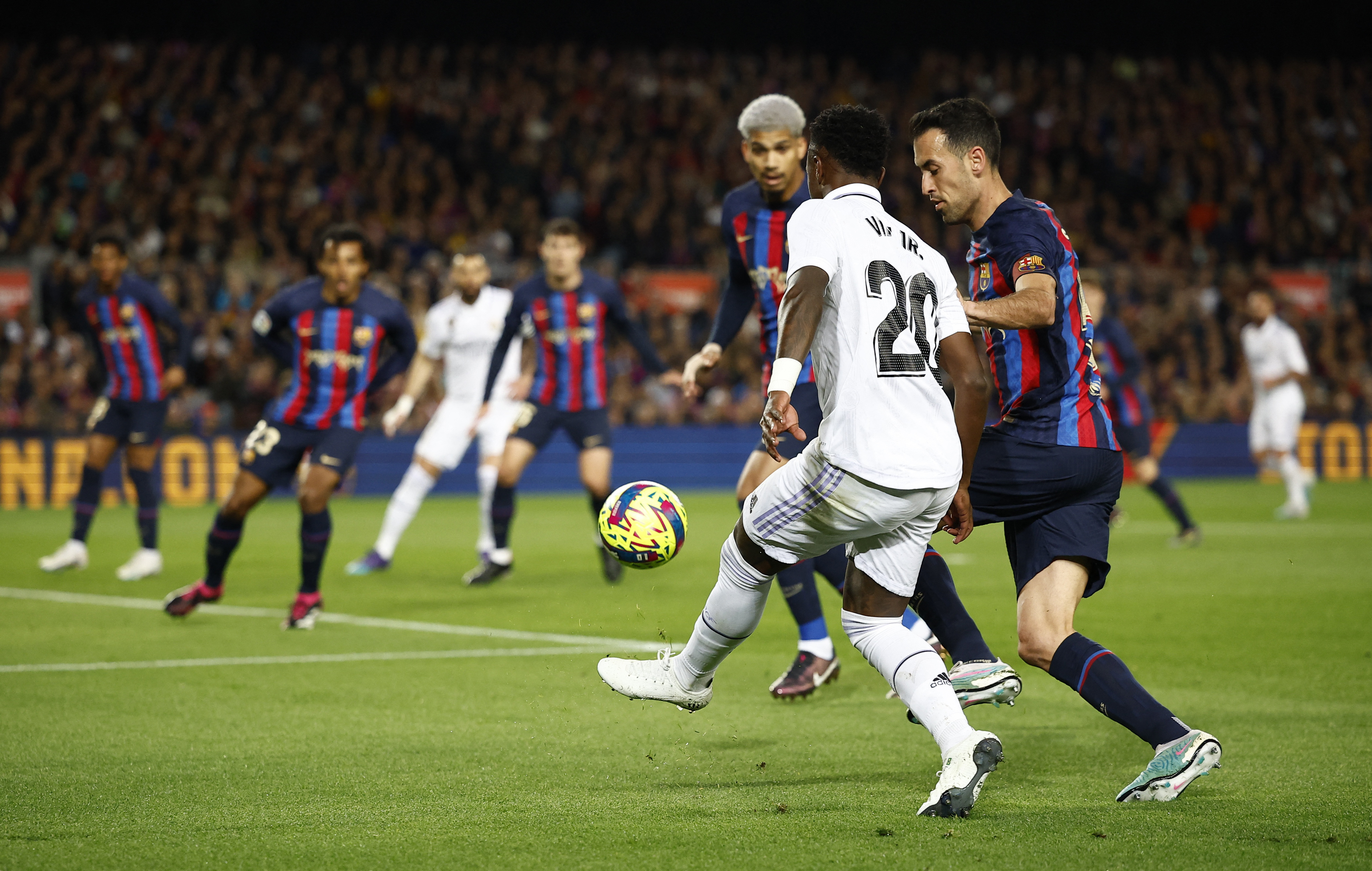 Vinicius desbordó y complicó al Barcelona. Foto: REUTERS/Juan Medina