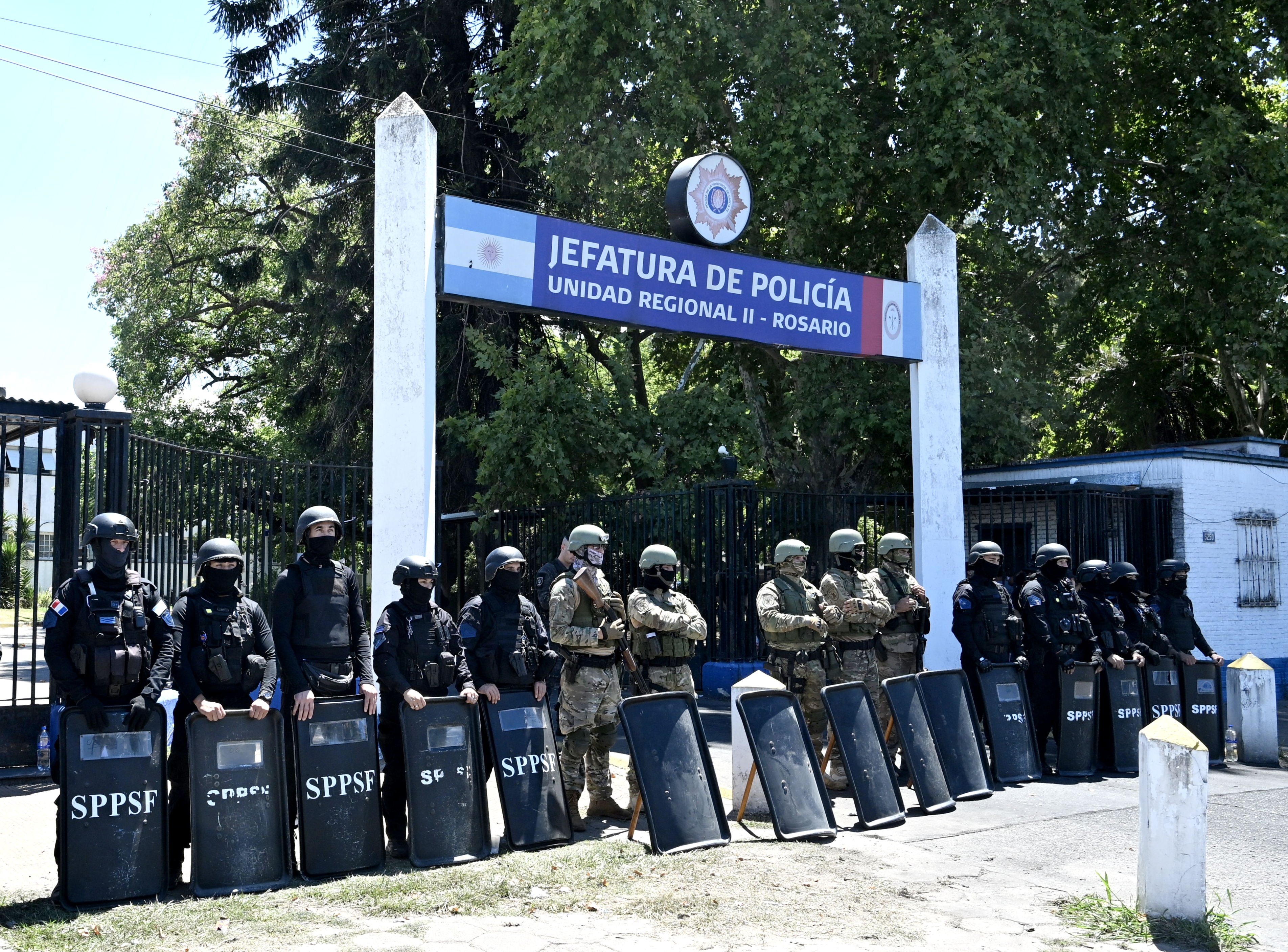 Maximiliano Pullaro decretó un aumento del 40% para la Policía y se terminó la protesta en Santa Fe