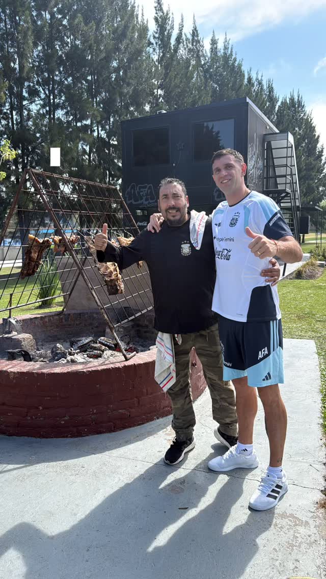 Dibu Mart&iacute;nez mostr&oacute; el detr&aacute;s de escena del asado de la selecci&oacute;n argentina: el toque para "bajar las calor&iacute;as"