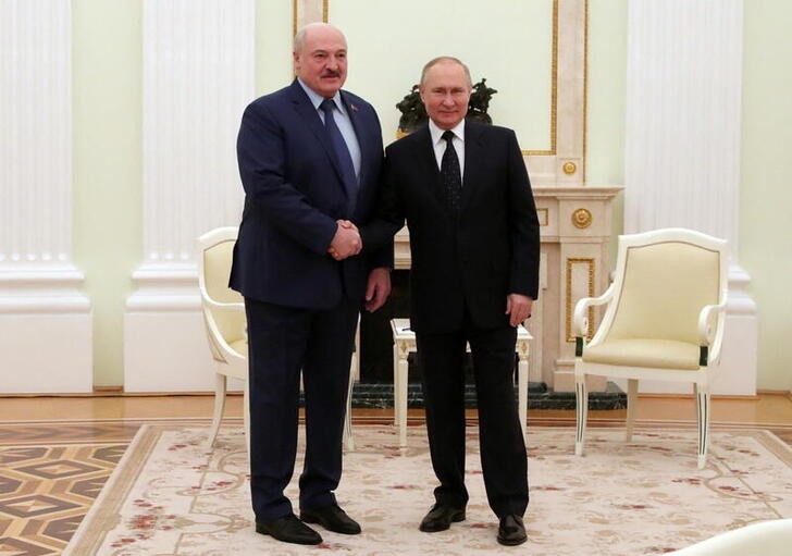 Vladimir Putin y su par bielorruso Alexander Lukashenko en el Kremlin, 11 de marzo de 2022 (Sputnik/Mikhail Klimentyev/Kremlin via REUTERS)