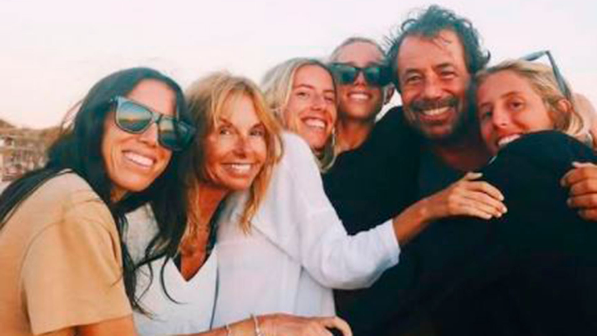 Ricky Sarkany junto a su esposa, Graciela, y sus cuatro hijas: Sofía, Josefina, Clara y Violeta
